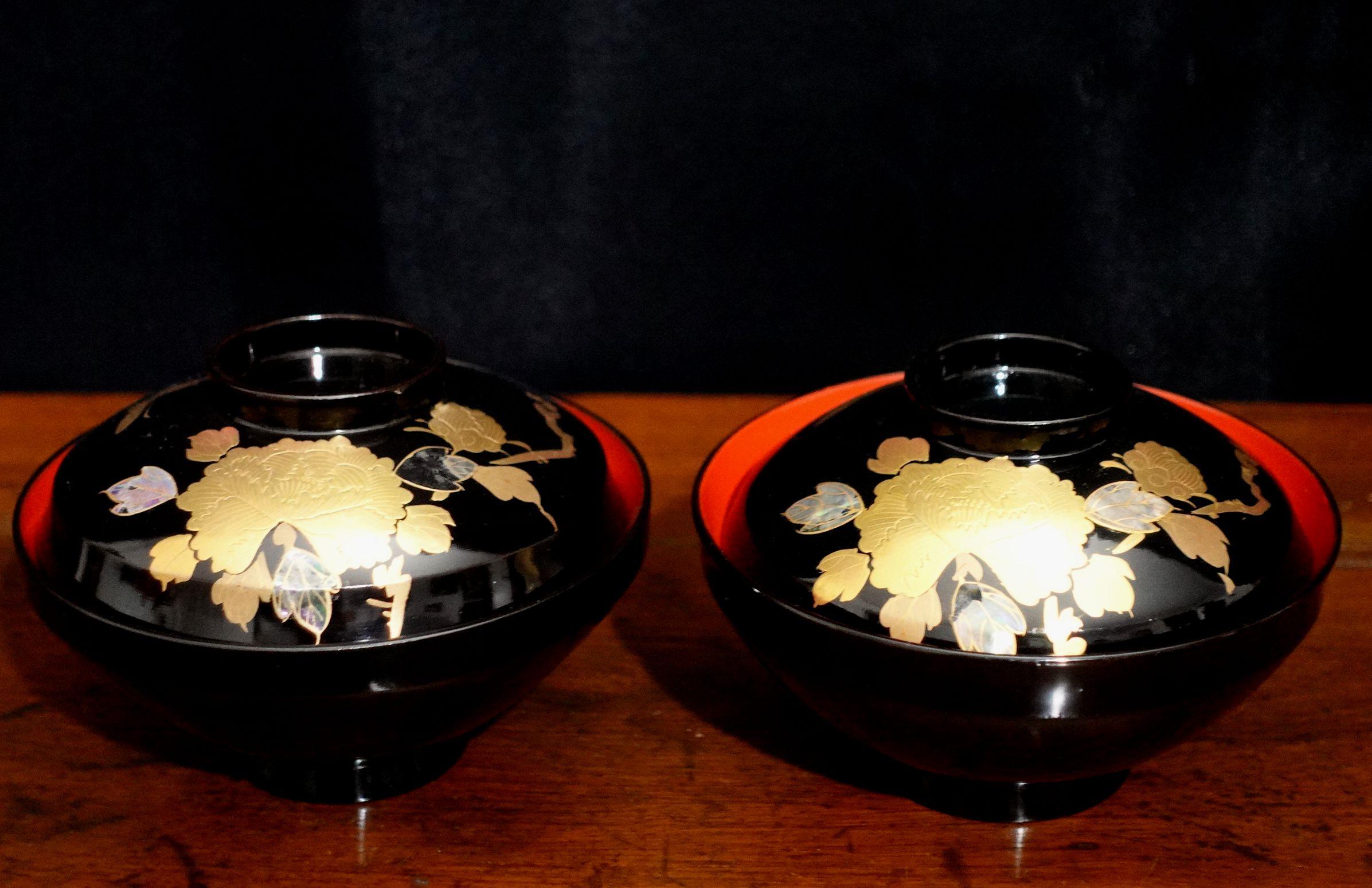 Japonais Paire de bols japonais à couvercle en laque de riz, dorés et incrustés de nacre en vente
