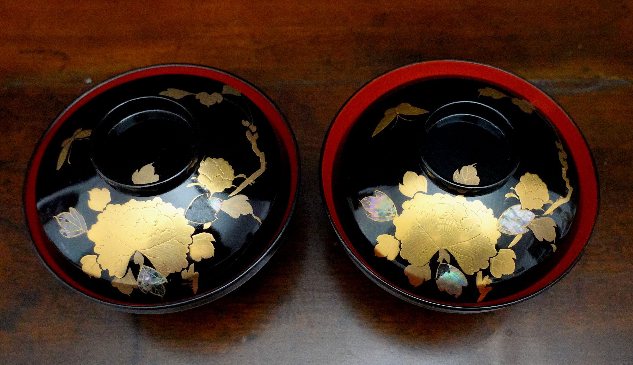 Peint à la main Paire de bols japonais à couvercle en laque de riz, dorés et incrustés de nacre en vente