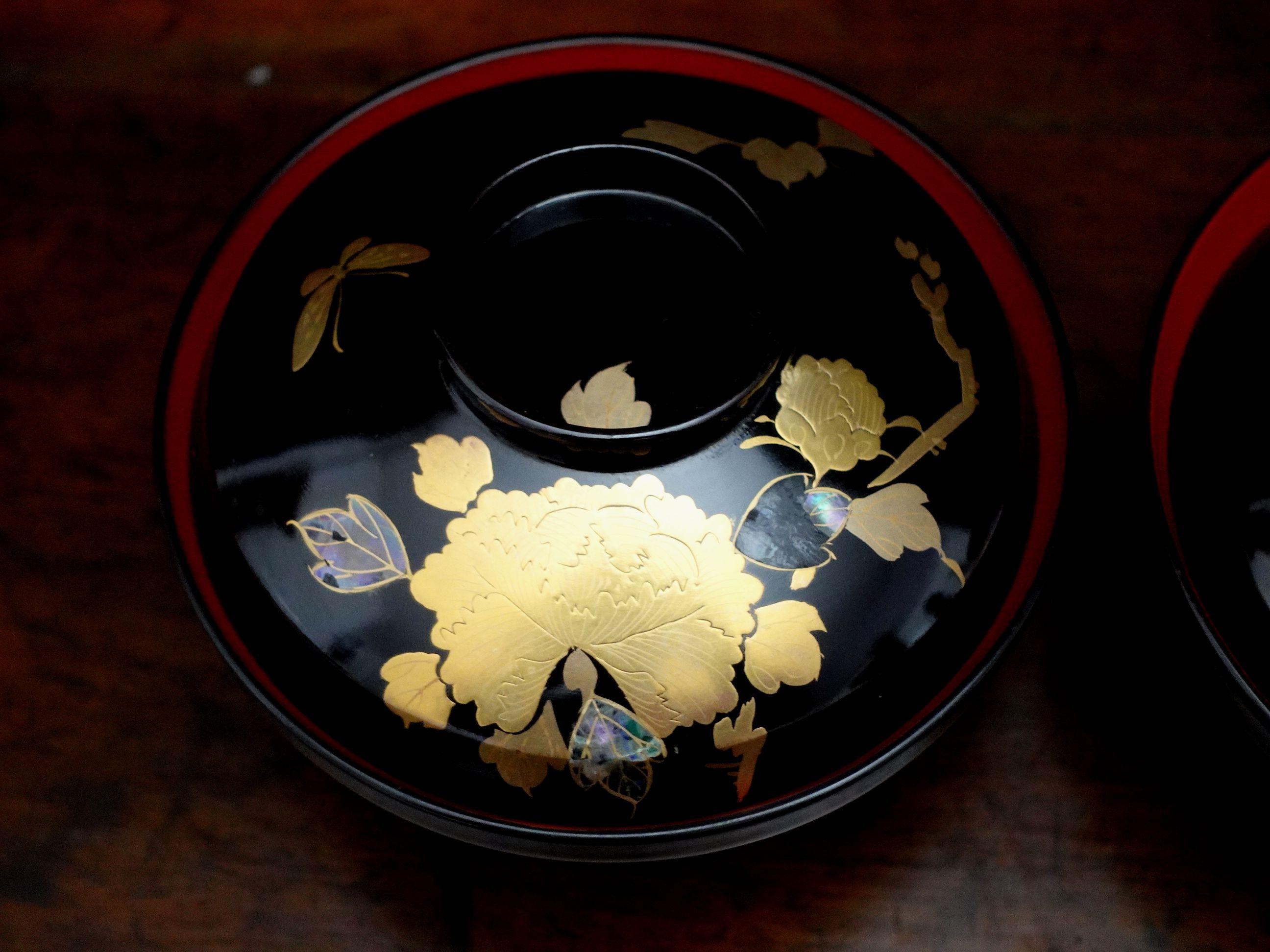 Paire de bols japonais à couvercle en laque de riz, dorés et incrustés de nacre Bon état - En vente à Norton, MA