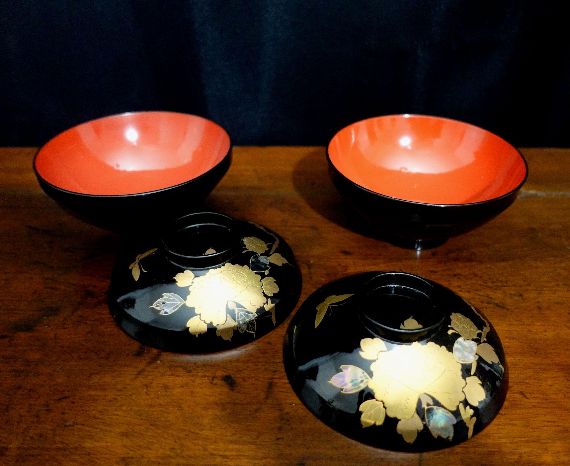20ième siècle Paire de bols japonais à couvercle en laque de riz, dorés et incrustés de nacre en vente
