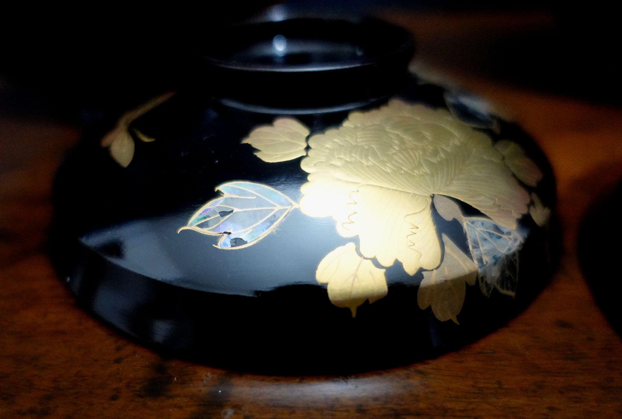 Pair of Japanese Gilt and Mother Pearl Inlay Lidded Rice Lacquer Bowls 2