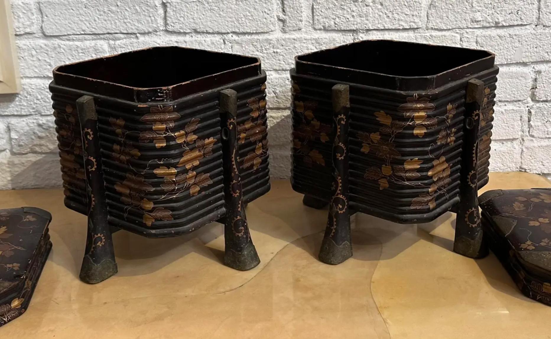 XIXe siècle Paire de boîtes Karabitsu japonaises montées sur métal doré, laquées noires et or en vente