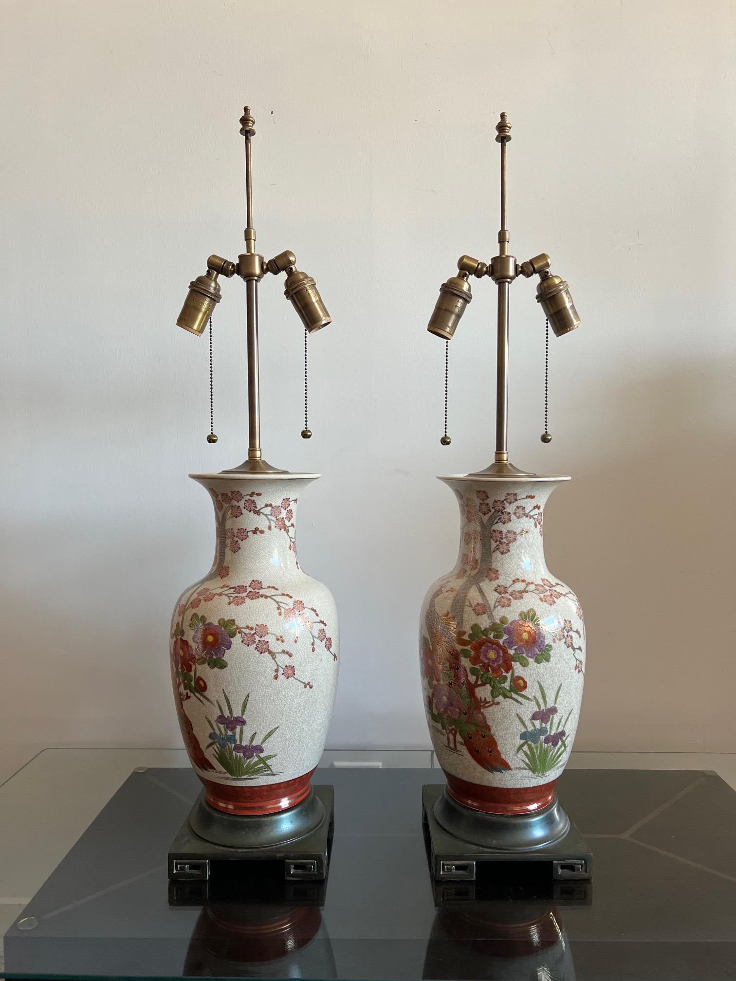 Une paire de belles lampes de table de style chinoiserie, fabriquées au Japon. Marqué 