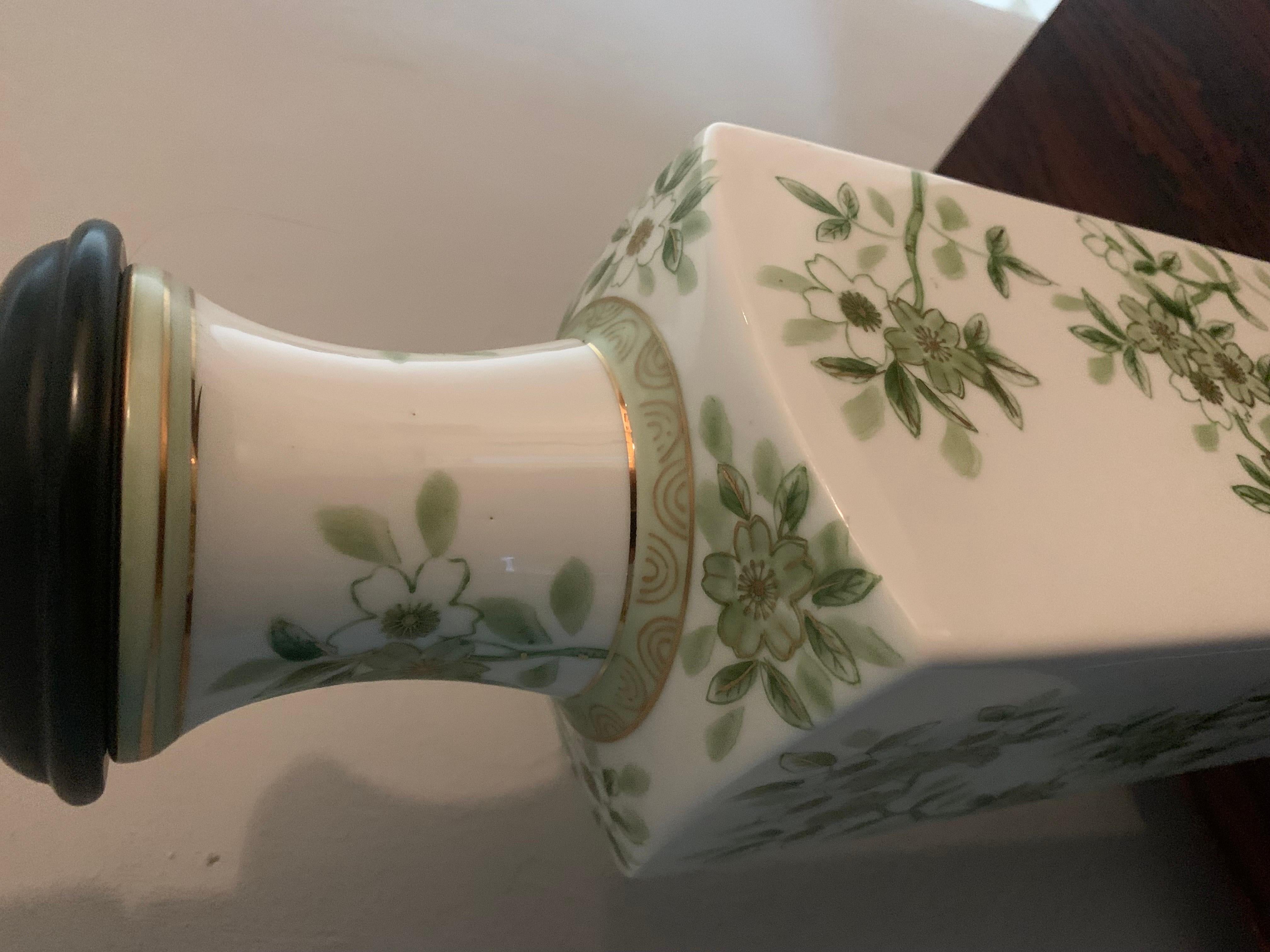 Porcelaine Paire de lampes japonaises en porcelaine peintes à la main en vente