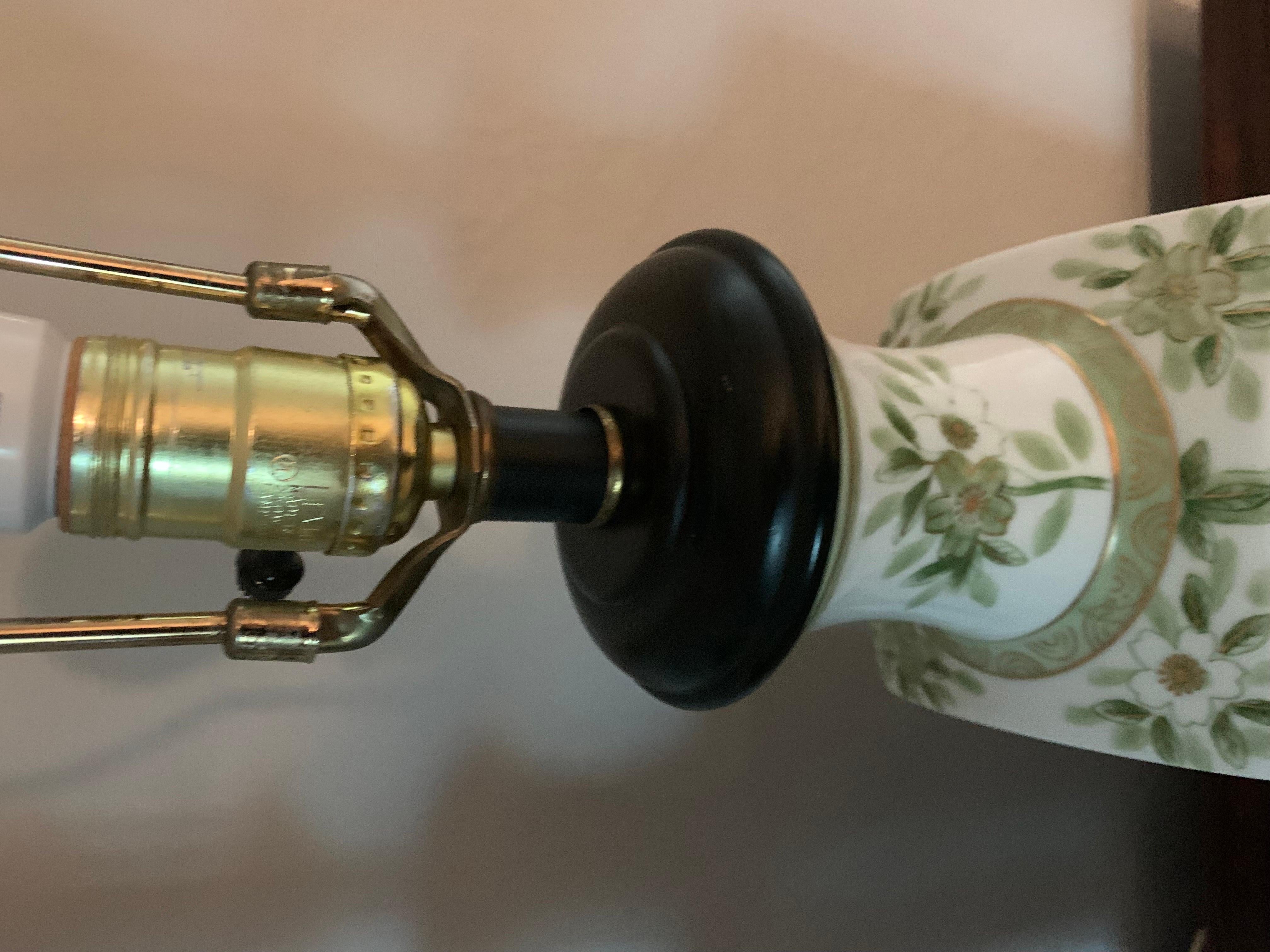 Paire de lampes japonaises en porcelaine peintes à la main en vente 1