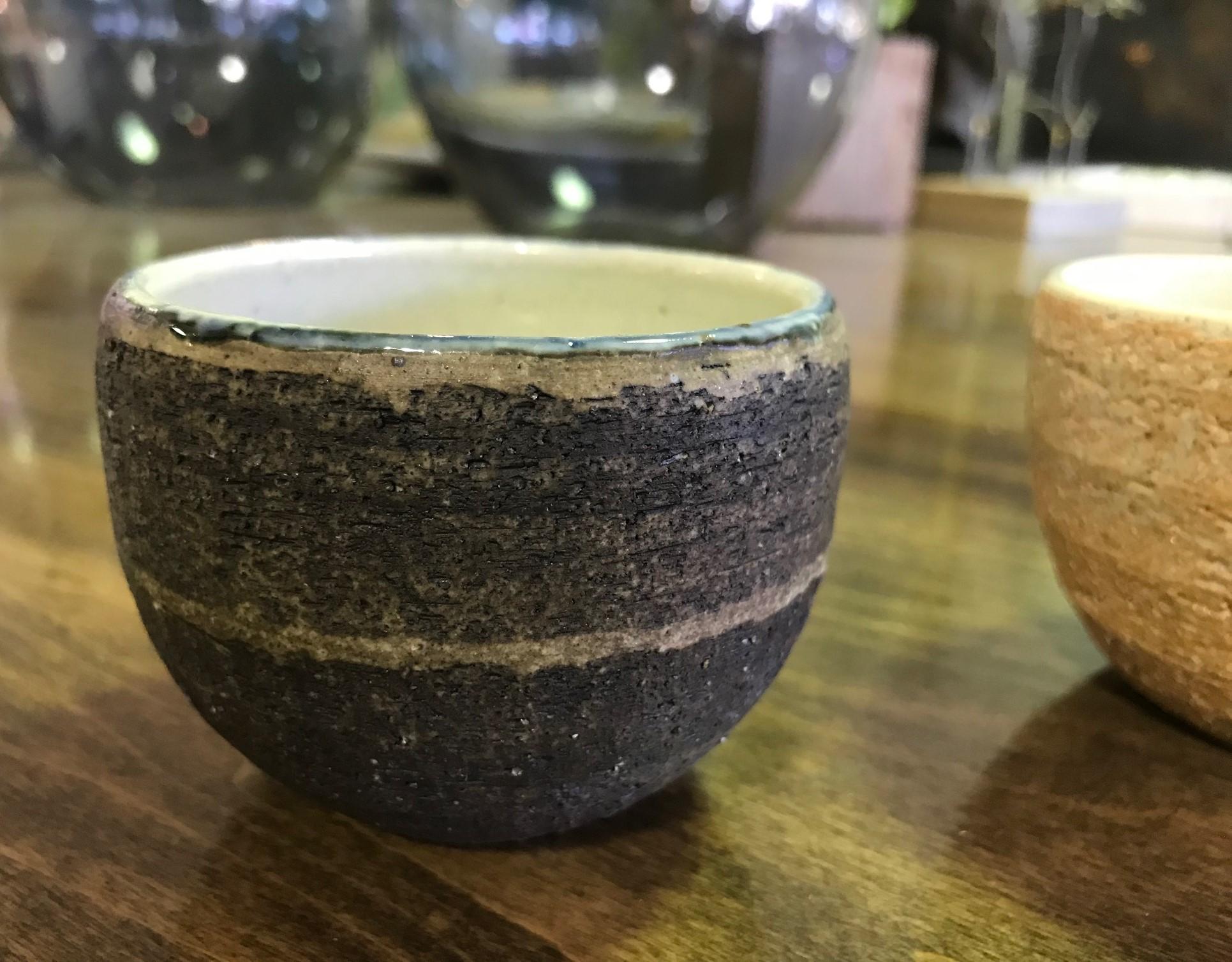 Wunderschön gearbeitete und gestaltete japanische Teetasse. Tolle Textur und Farbe.

Wahrscheinlich Showa-Zeit Mitte des Jahrhunderts, könnte aber auch älter sein.

Feine Handwerkskunst. Sehr attraktiv.

Bitte beachten Sie, dass der helle
