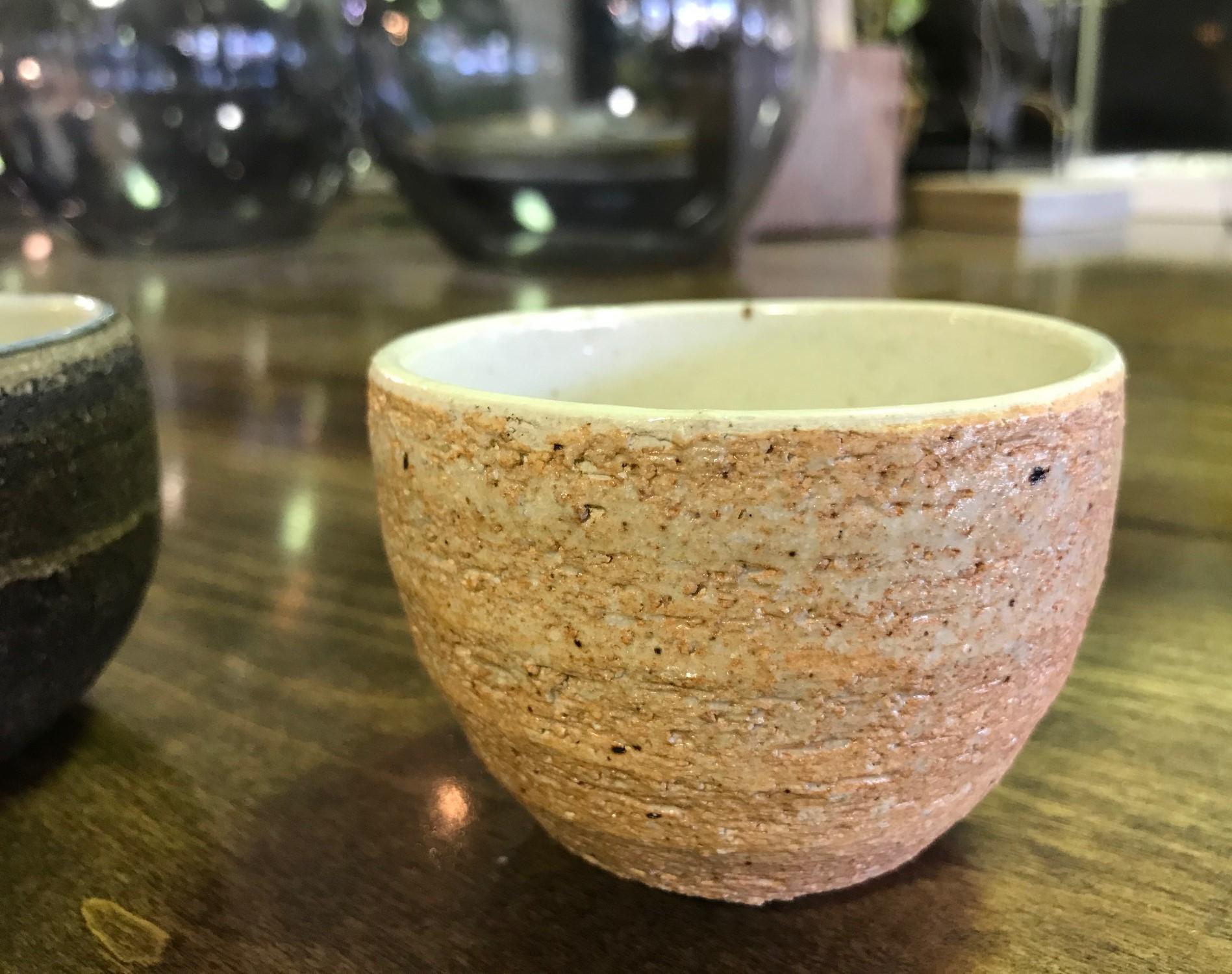 Showa Tasse de cérémonie du thé texturée en céramique japonaise faite à la main en vente