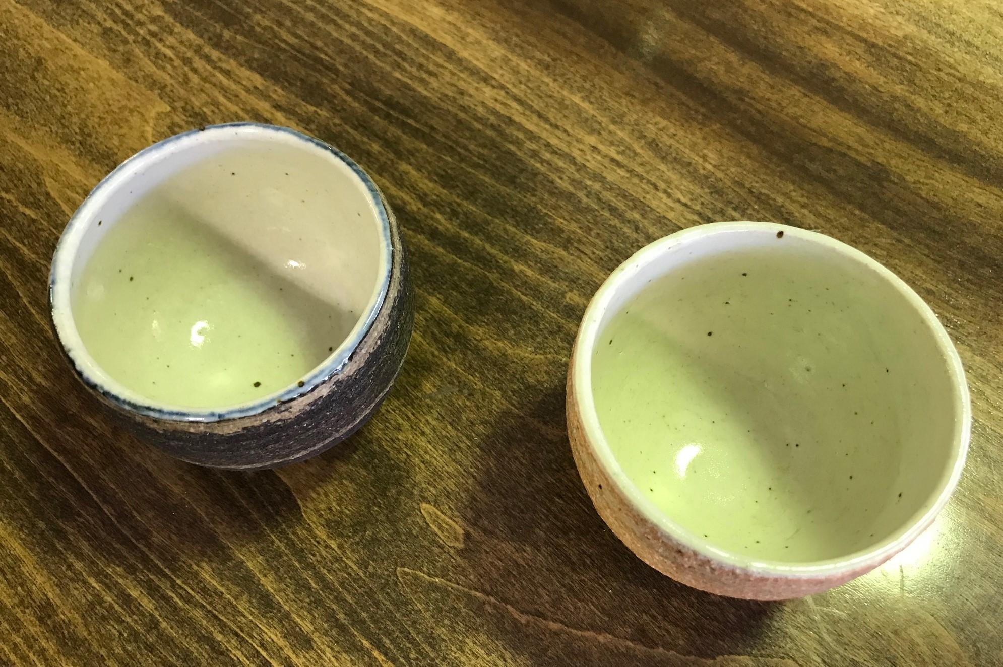 Japonais Tasse de cérémonie du thé texturée en céramique japonaise faite à la main en vente