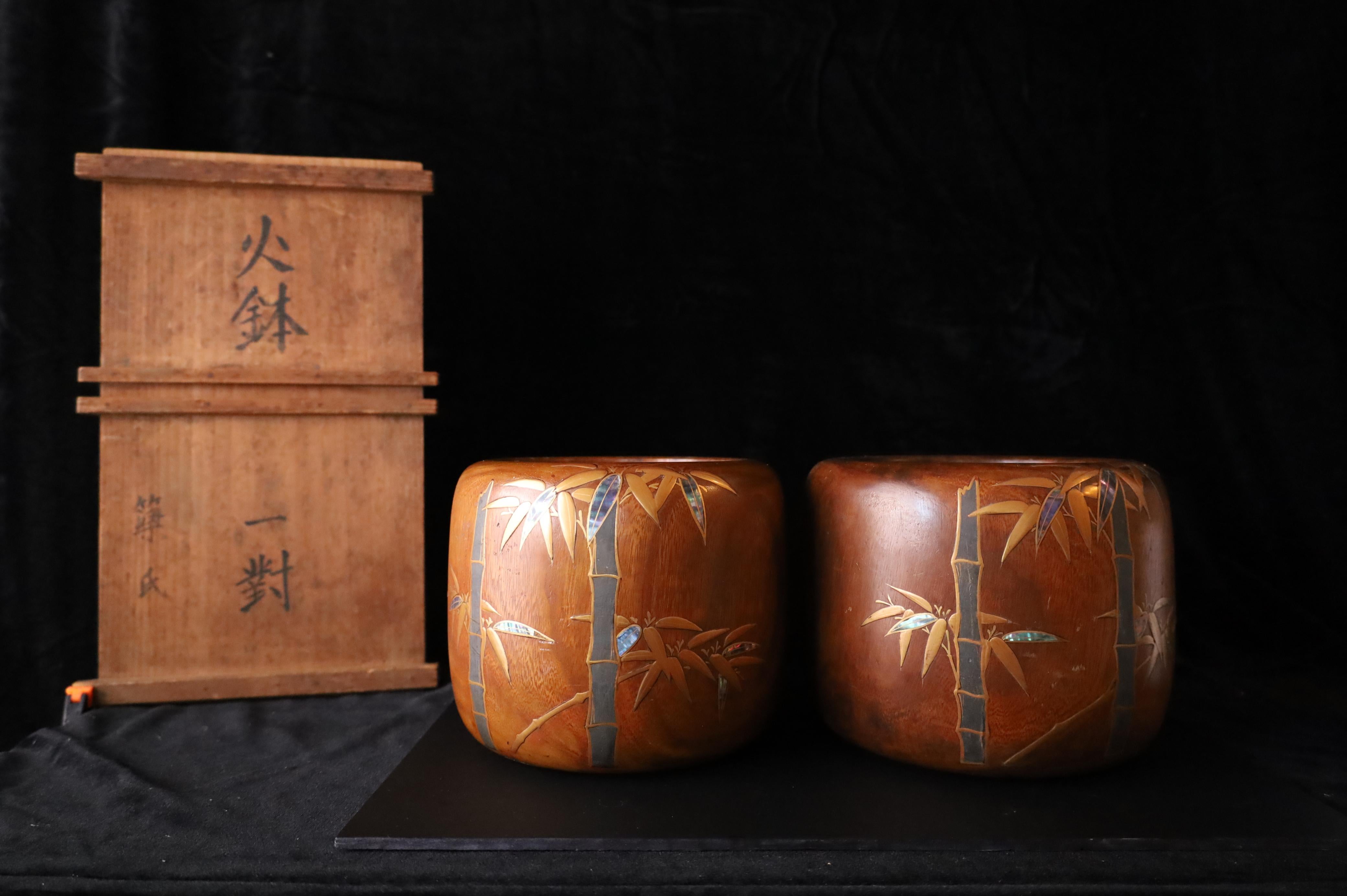 Paire d'hibachi (bols à feu traditionnels) japonais de la période Meiji (1868-1912), magnifiquement assortis, qui témoignent d'un savoir-faire exceptionnel et d'une esthétique raffinée. Chaque récipient est sculpté dans un bois dur au grain riche,