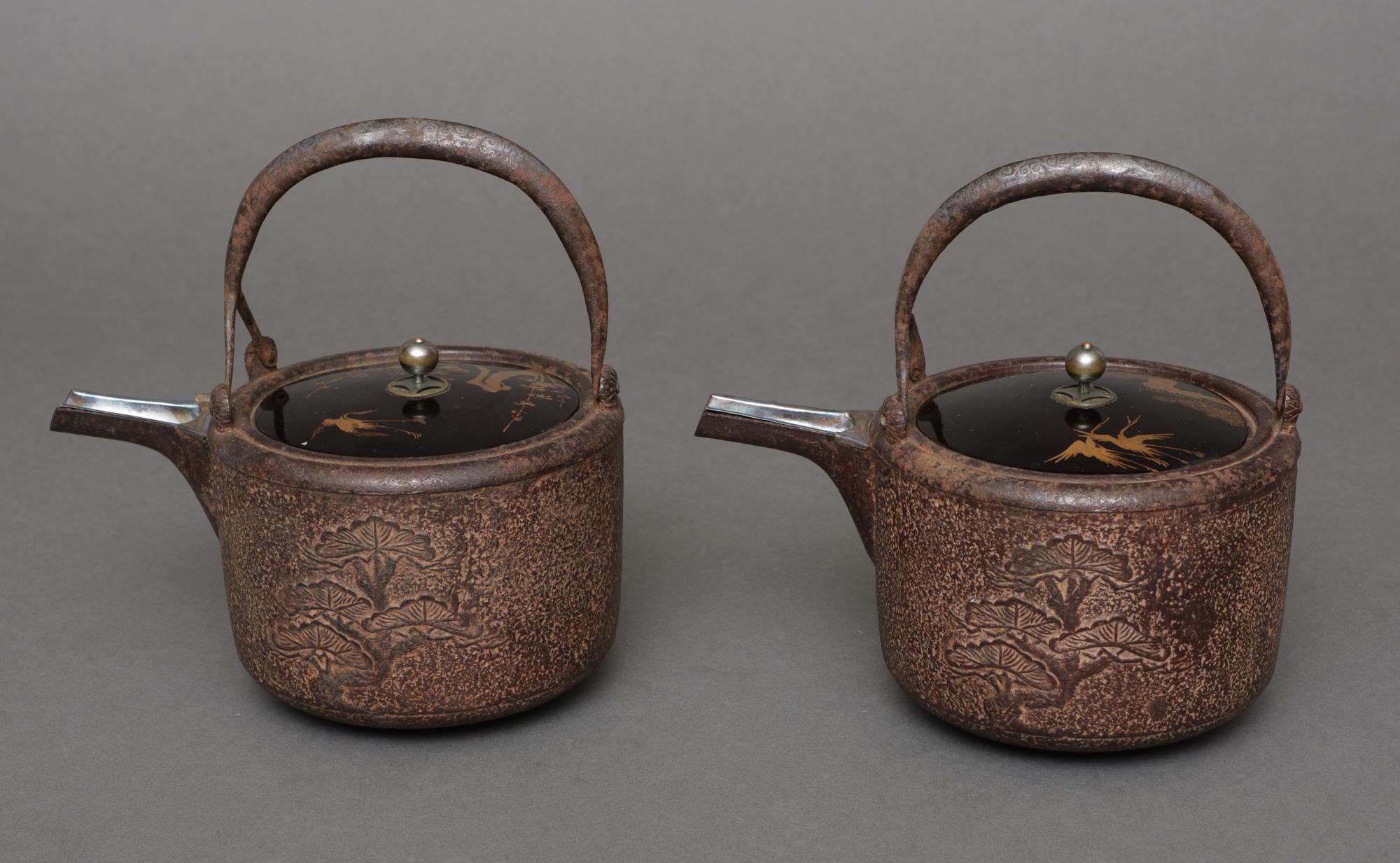 Pair of Japanese High Quality Chôshi 銚子 'Sake Ewers', Signed 'Sei’ô' 晴王 For Sale 2