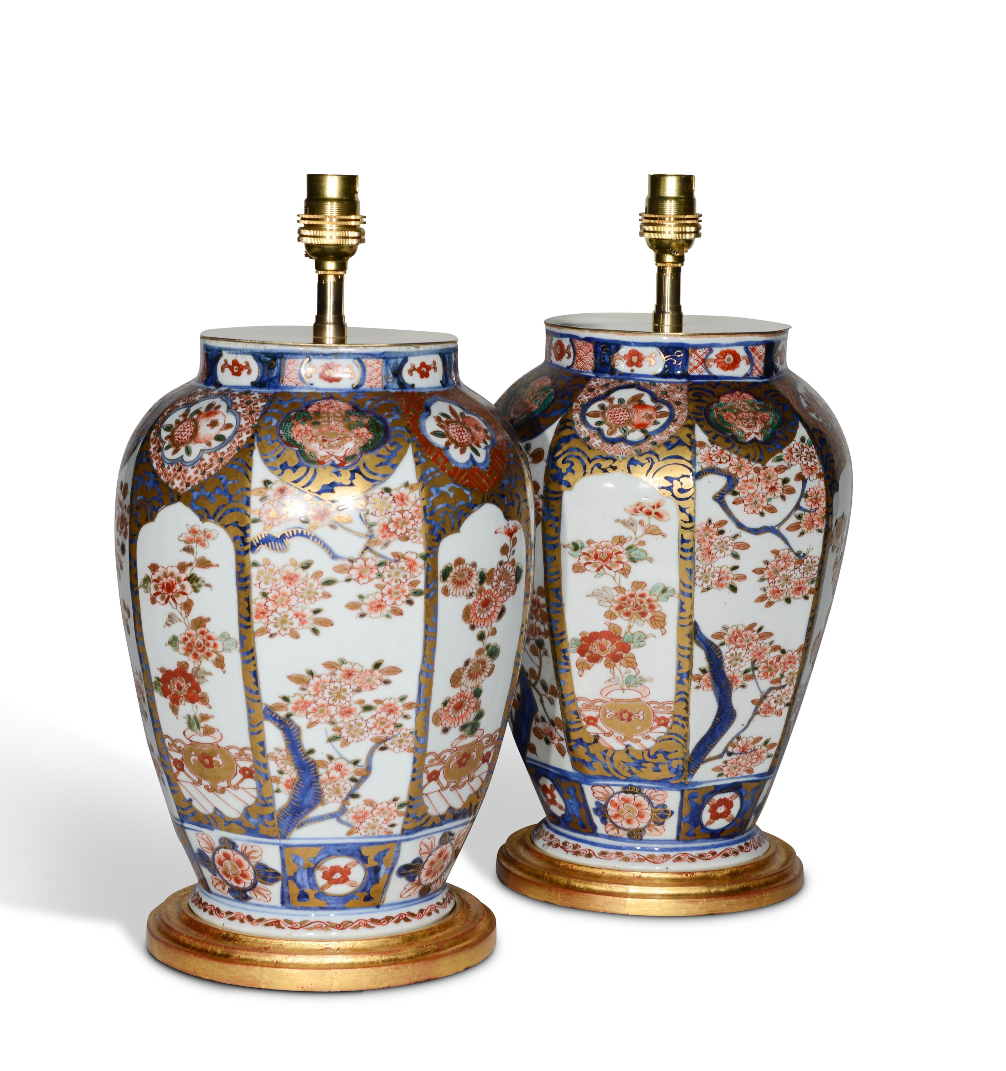 Vernissé Paire de lampes de table japonaises Imari du 19e siècle en vente