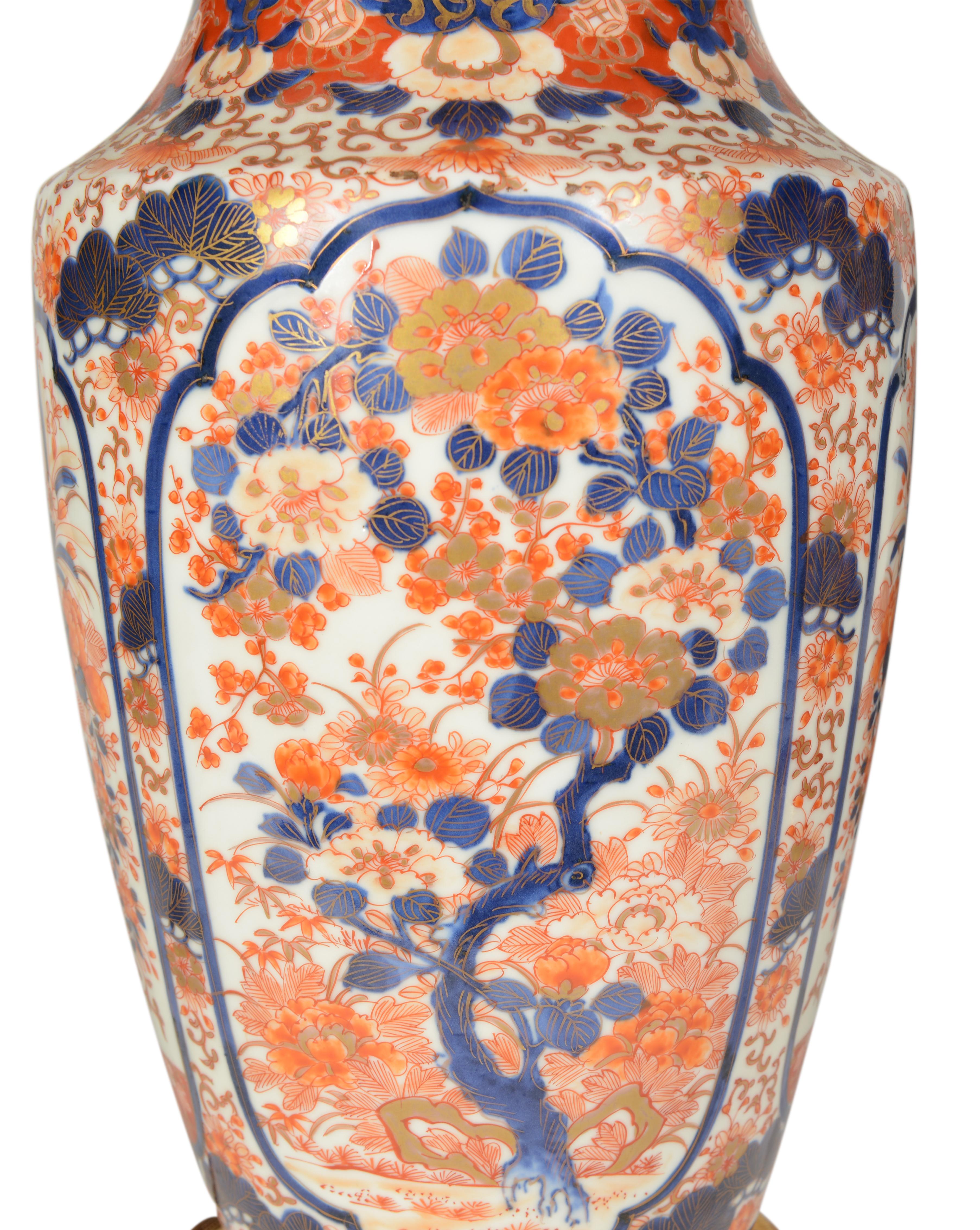 Une belle paire de  Vases balustres japonais Imari de la fin du XIXe siècle, décorés de scènes de jardin florales et feuillues dans la palette typique Imari de rouges et de bleus de fer avec des reflets dorés sur un fond blanc. Maintenant montées