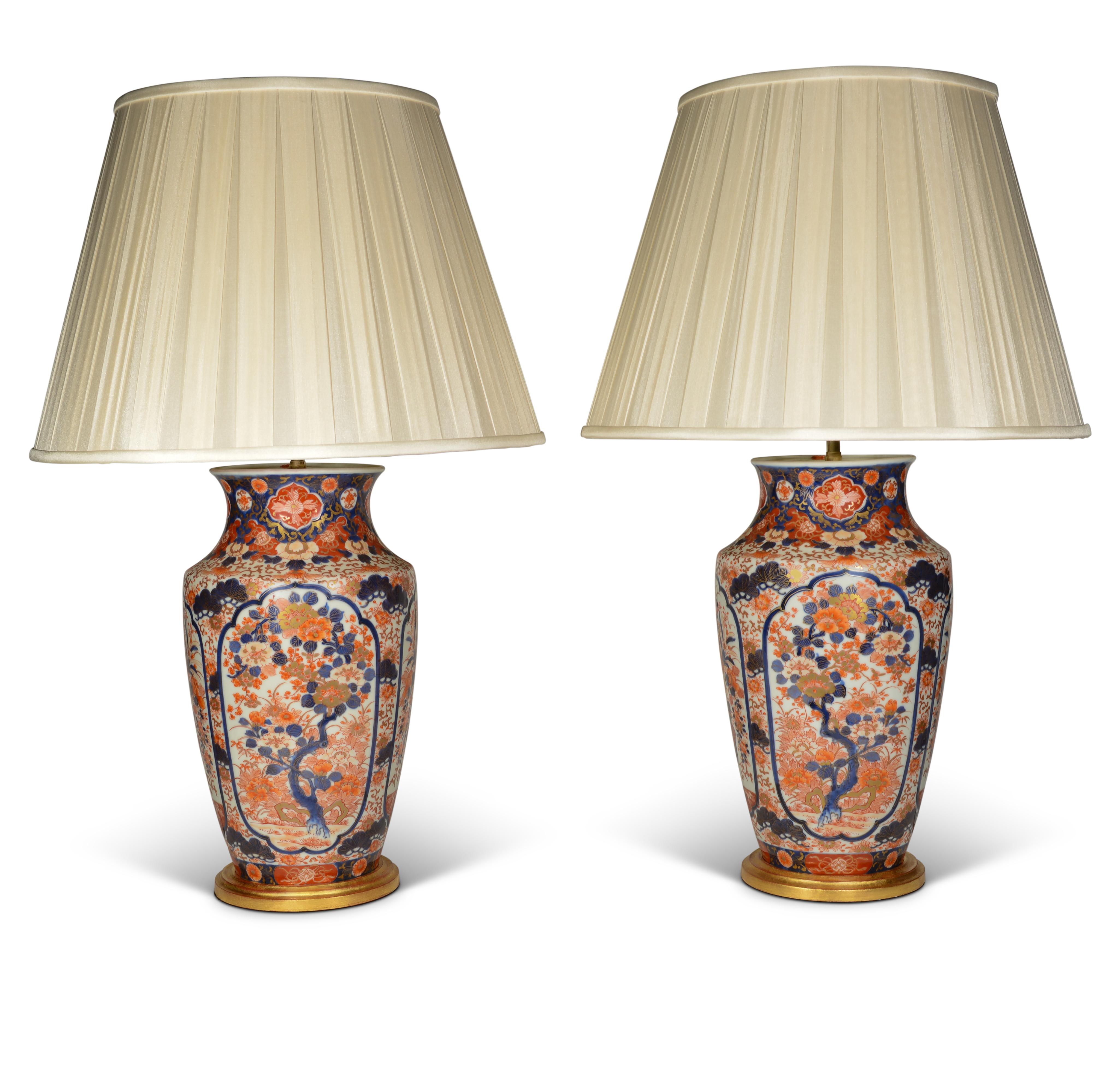 Vernissé Paire de lampes de table à balustre en porcelaine japonaise Imari Porcelain bleu et rouge du 19e siècle en vente