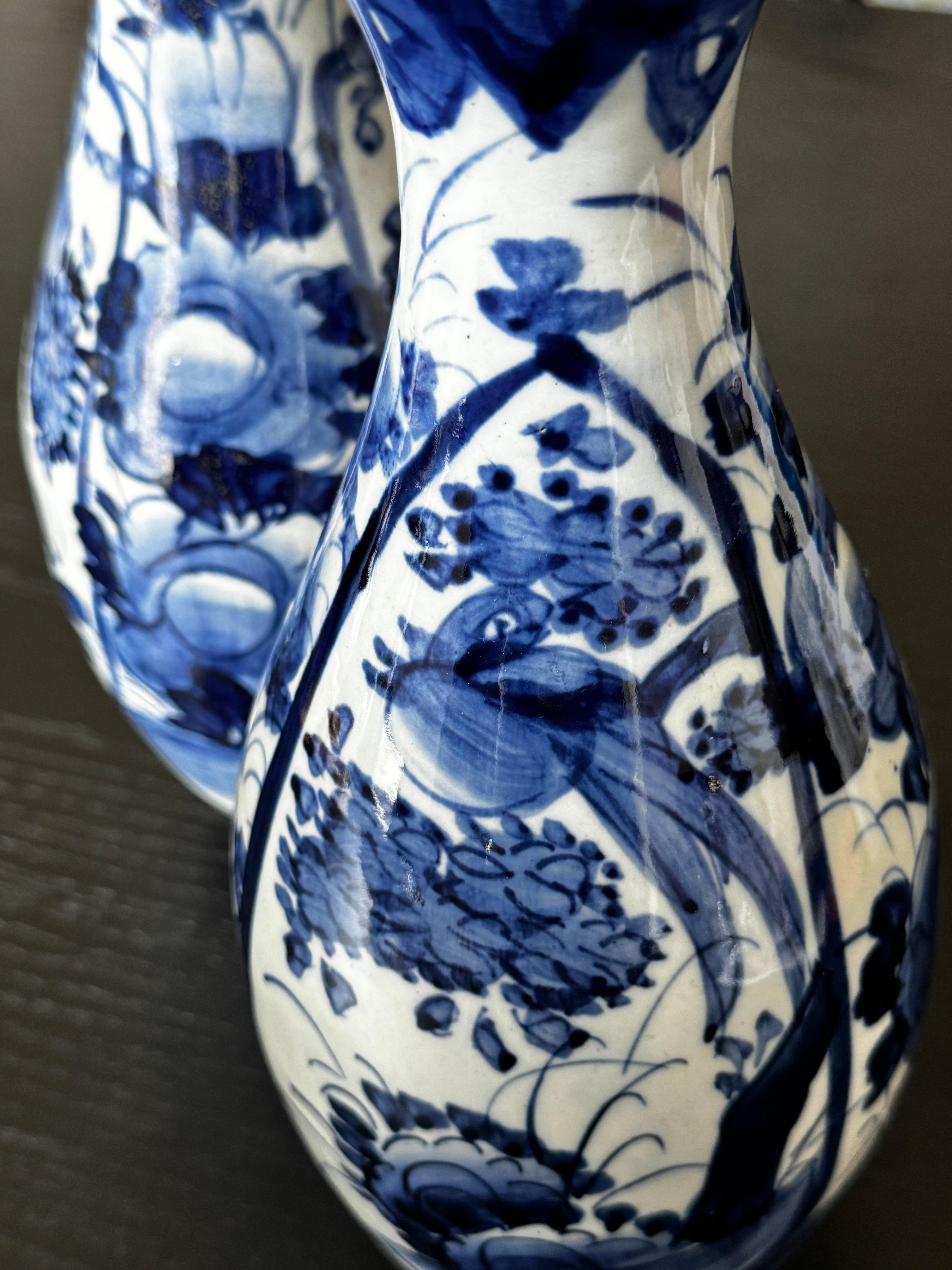 Coppia di vasi a balaustro Imari giapponesi in bianco e blu CIRCA 1900 Inizio XX secolo

Splendidamente realizzato

Dipinto con scene floreali e aviarie

Cerchi scanalati ondulati

4,5 