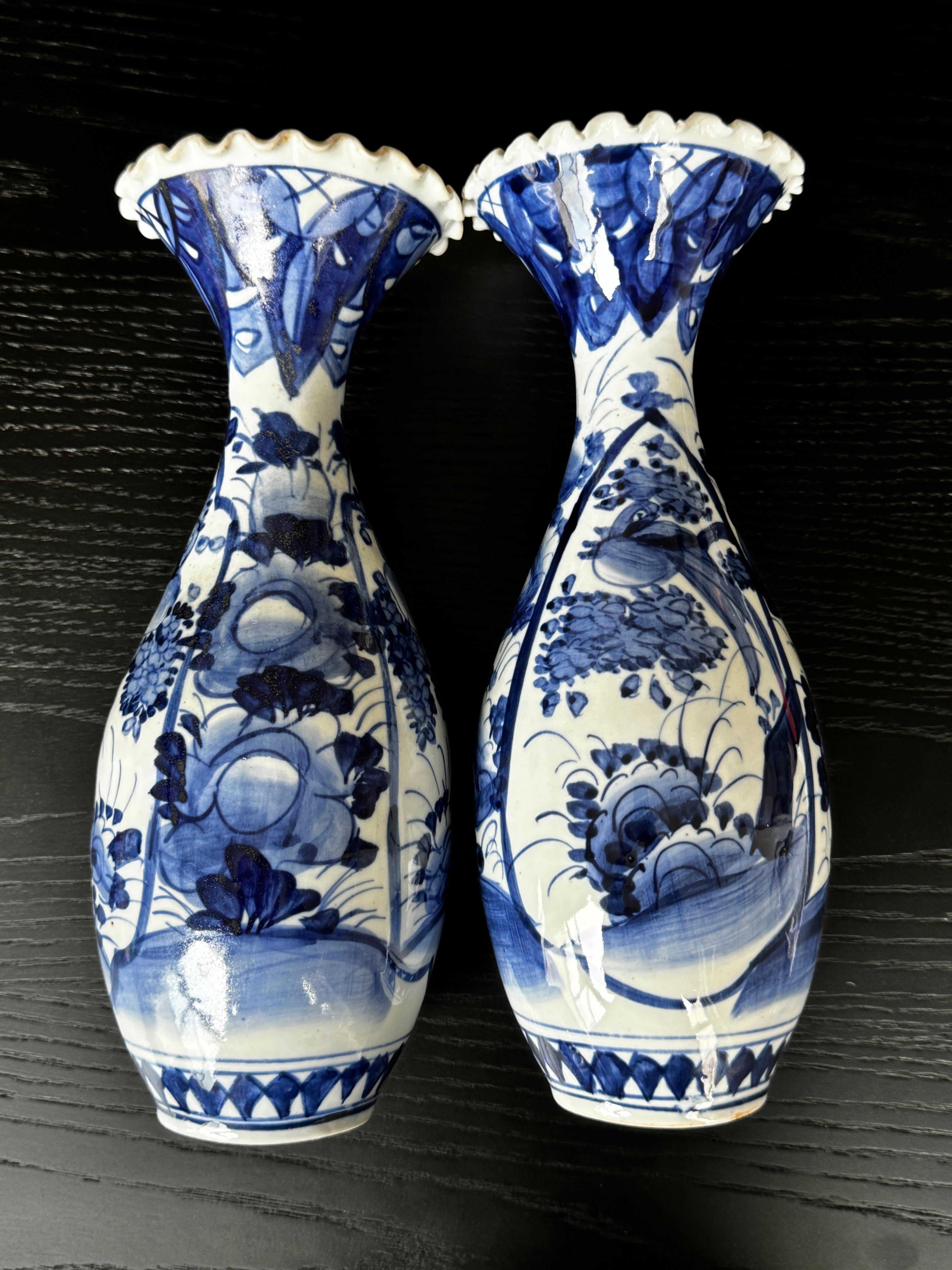 XIX secolo Coppia di vasi a balaustro Imari giapponesi in bianco e blu CIRCA 1900 Inizio XX secolo in vendita