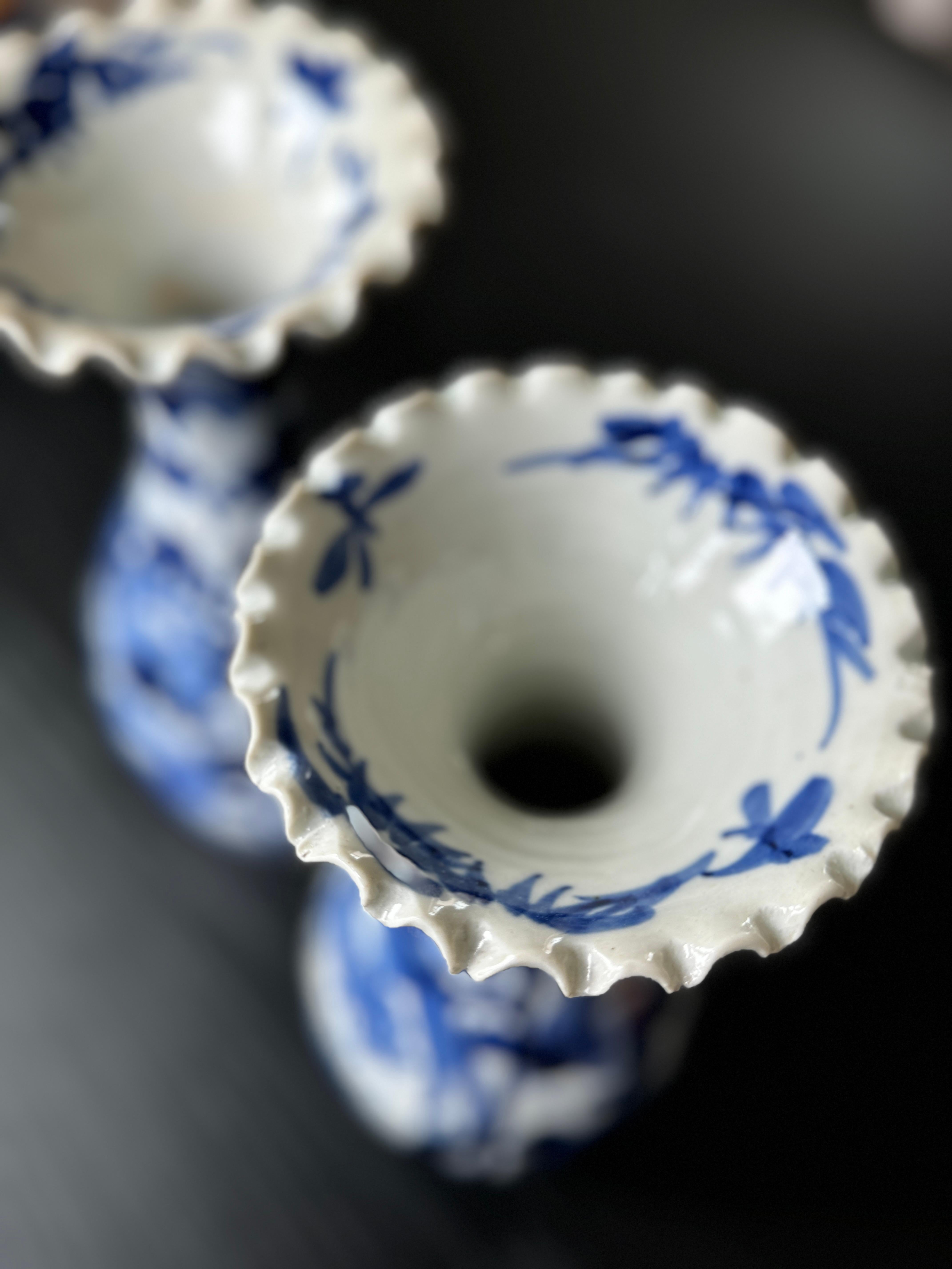 Ceramica Coppia di vasi a balaustro Imari giapponesi in bianco e blu CIRCA 1900 Inizio XX secolo in vendita