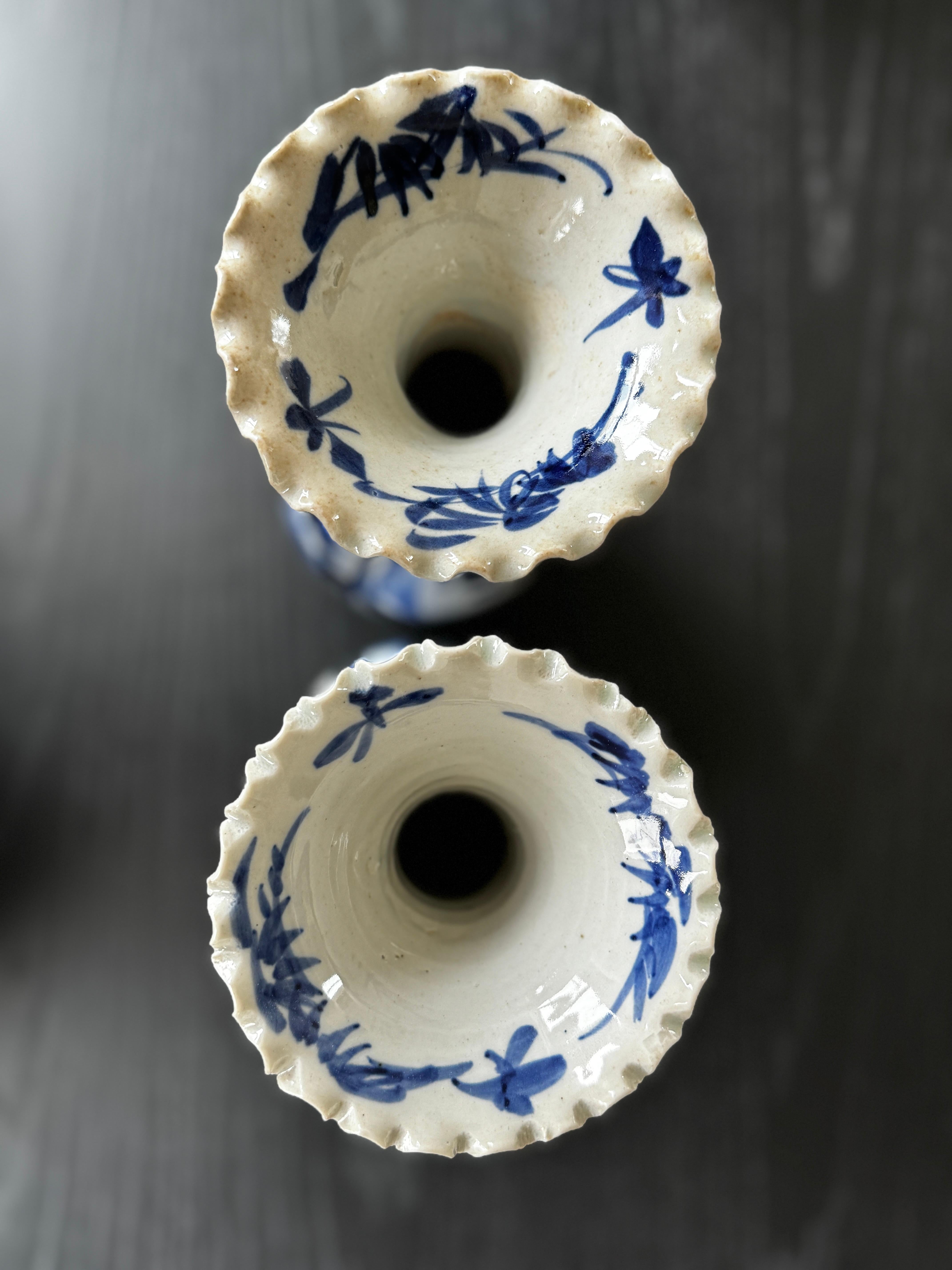Coppia di vasi a balaustro Imari giapponesi in bianco e blu CIRCA 1900 Inizio XX secolo in vendita 1