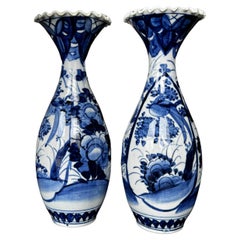 Pareja de jarrones balaustres japoneses Imari azules y blancos Circa 1900 Principios del siglo XX