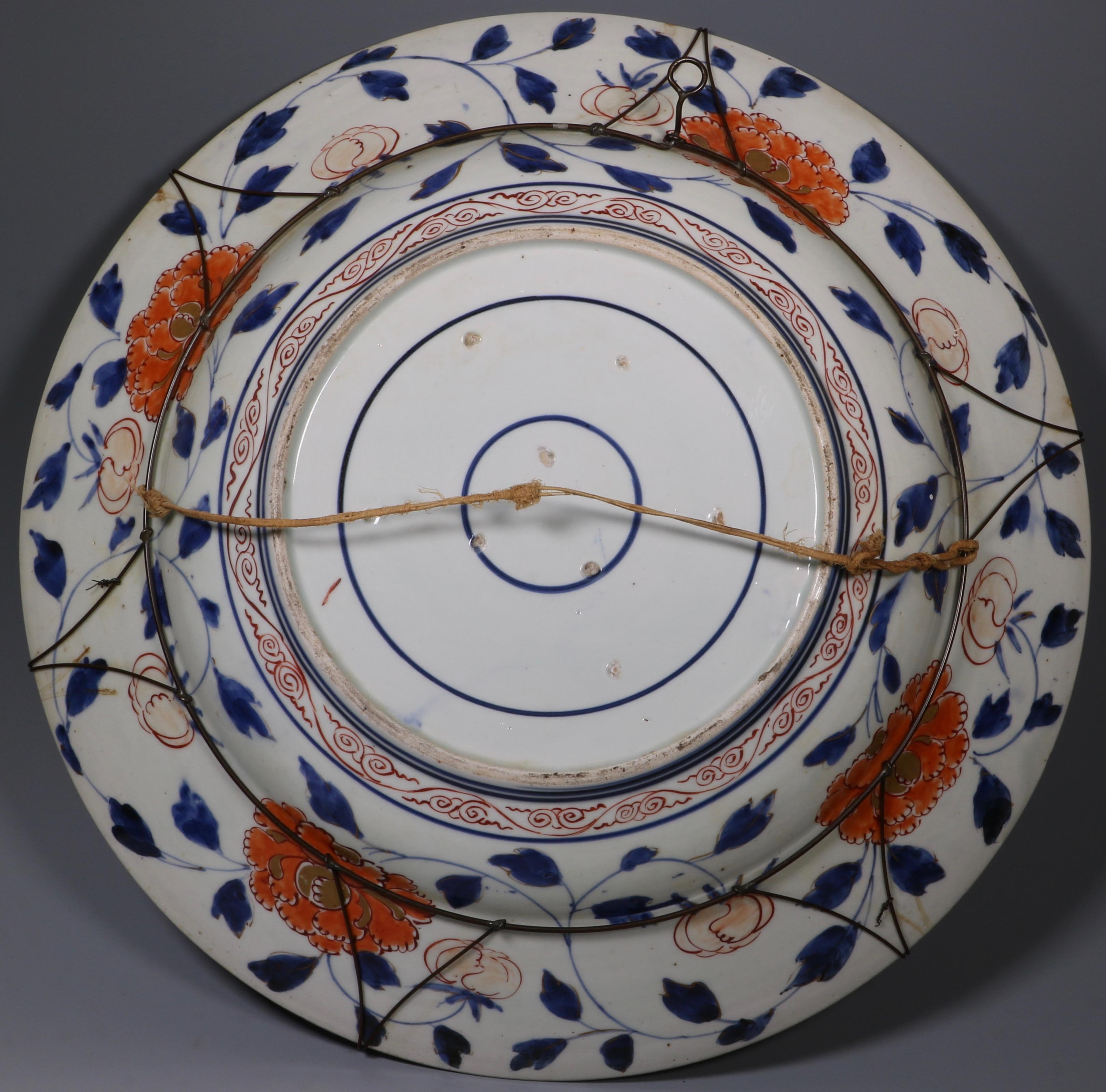 Pair of Japanese Porcelain Imari Chargers Late 17th Century In Good Condition For Sale In Frome, Somerset