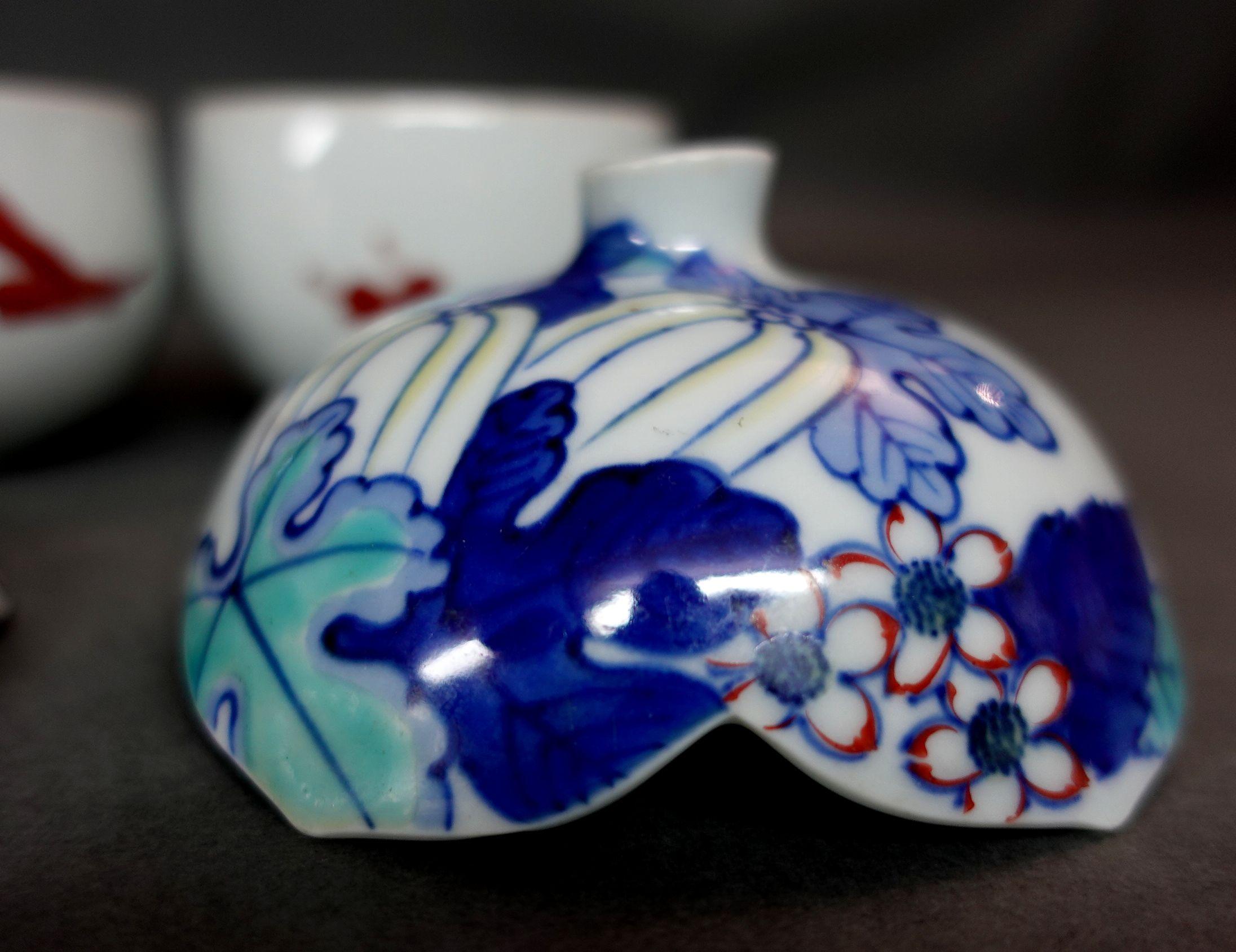 Pair of Japanese Imari Lidded Bowls, 19th Century, 