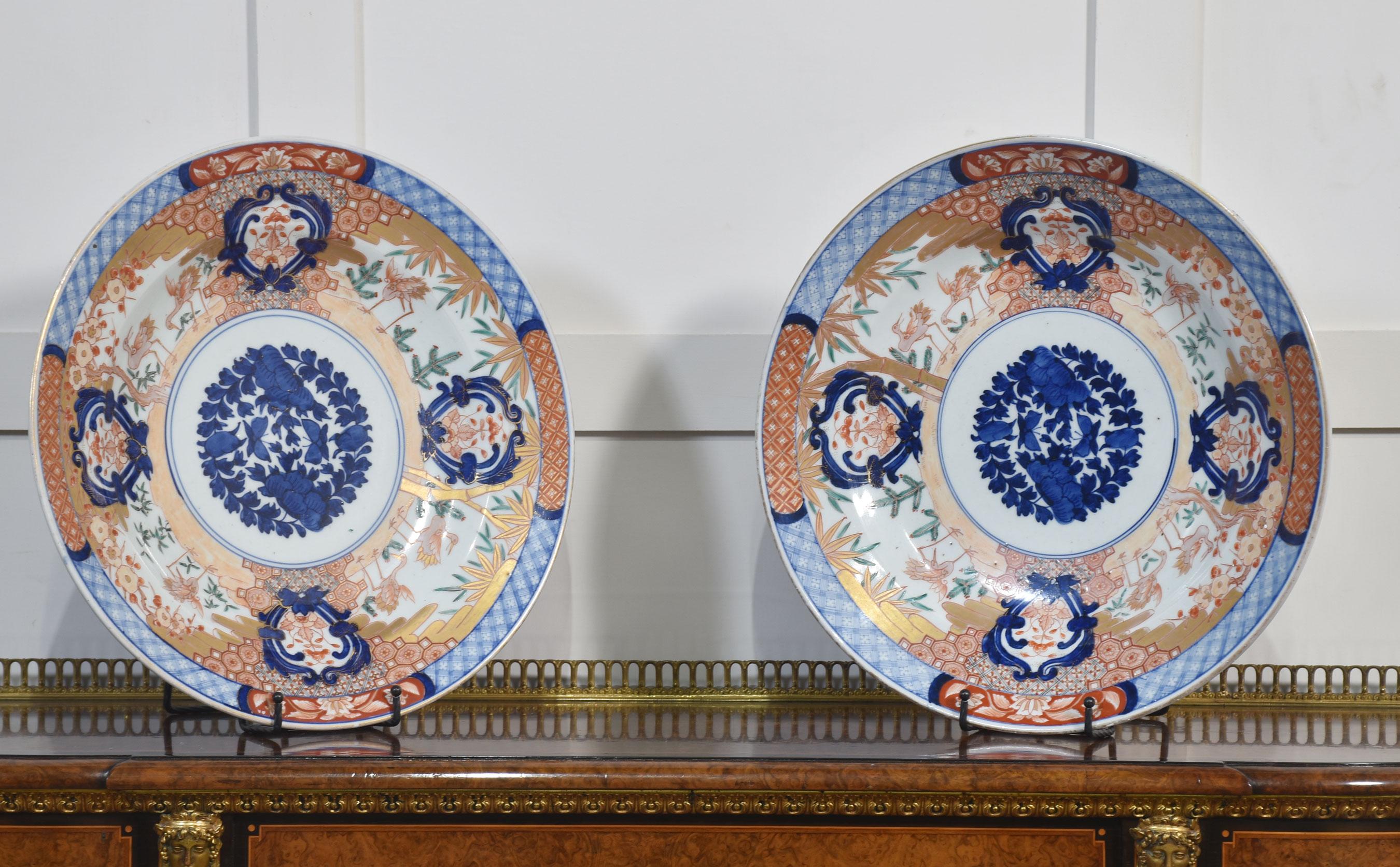 Pareja de platos Imari japoneses decorados en la típica paleta con grullas.
Dimensiones
Altura 3 pulgadas
Longitud 16,5 pulgadas
Anchura 16,5 pulgadas