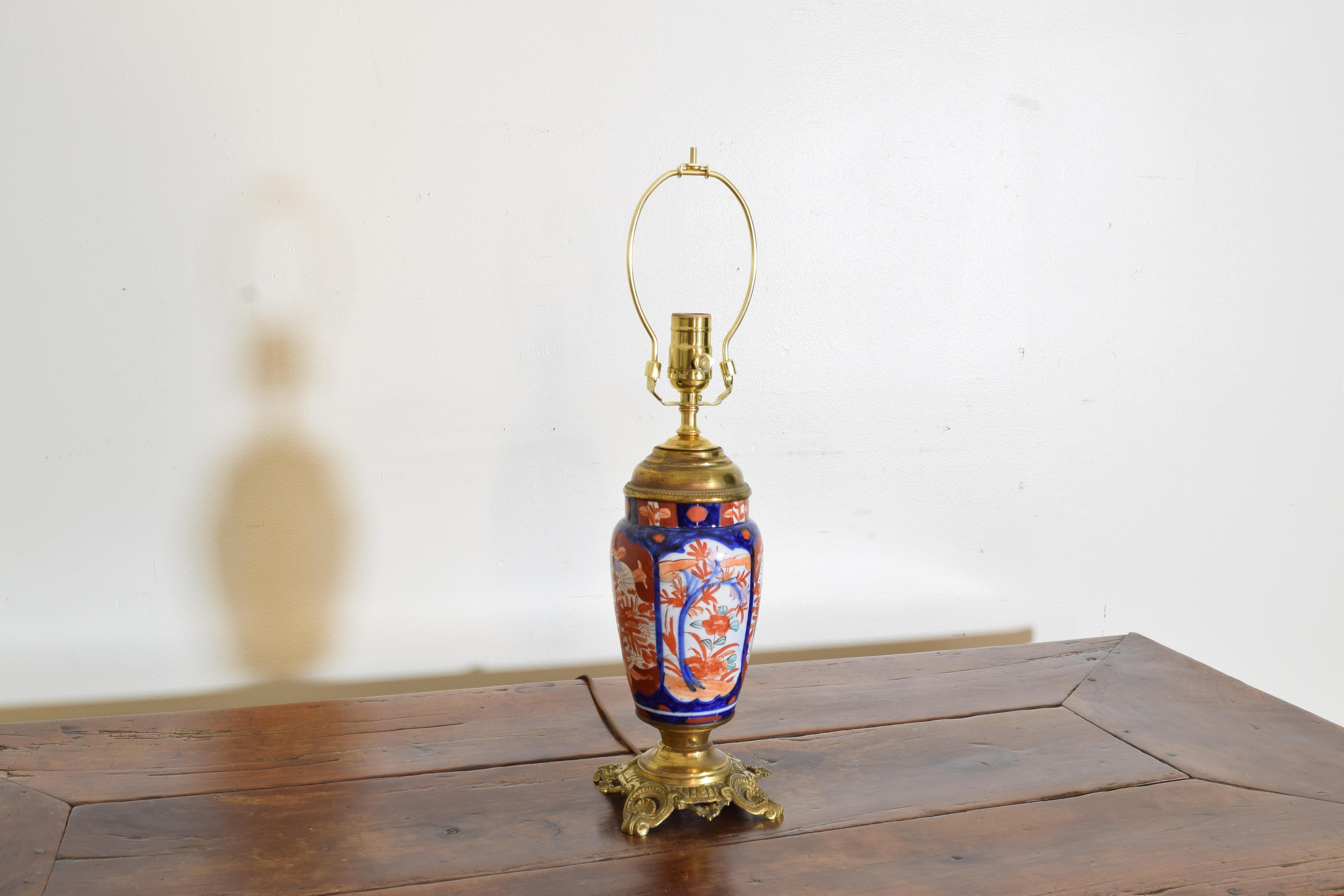 Début du 20ème siècle Paire de lampes de table en porcelaine Imari et laiton doré, début C.C. en vente