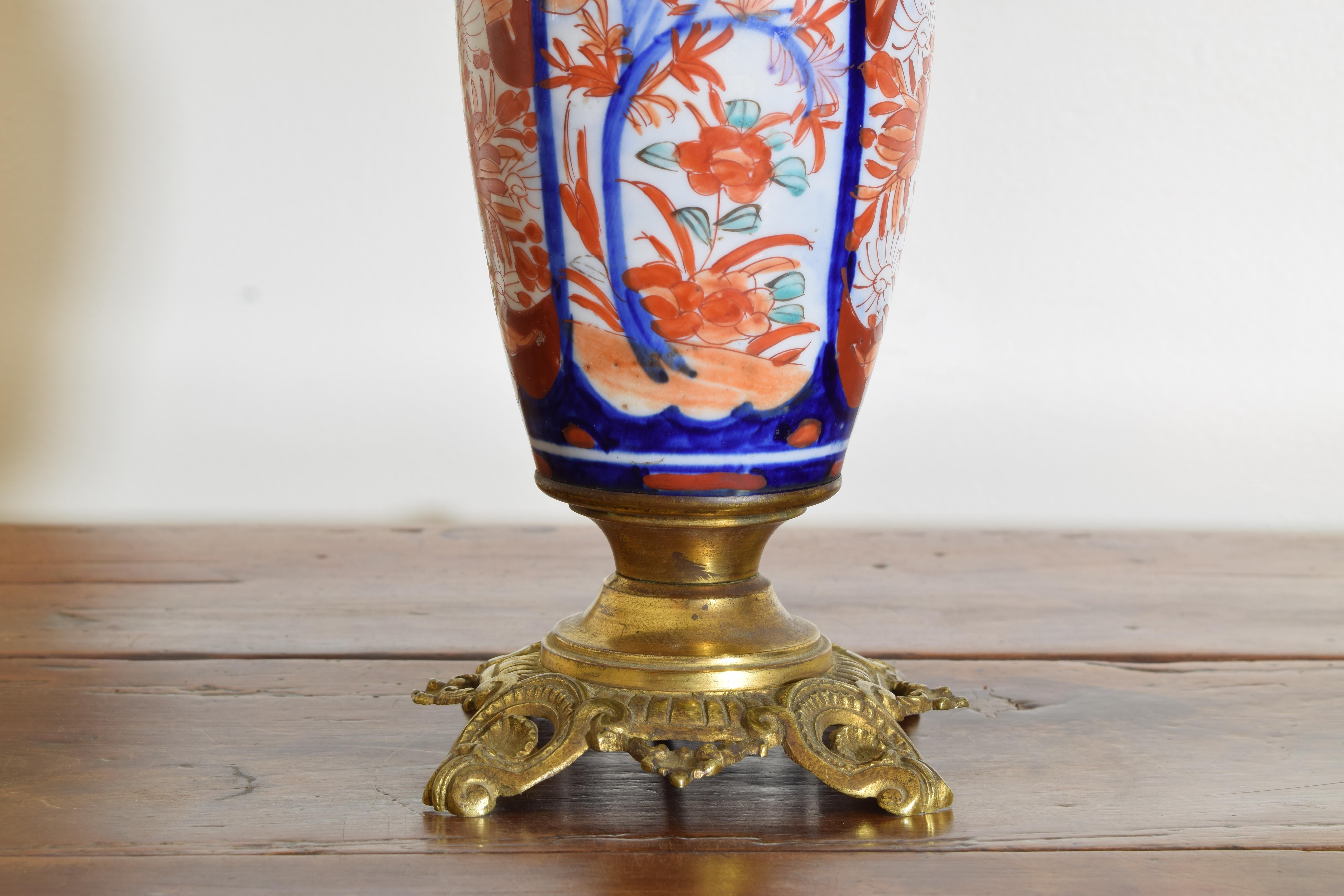 Pair of Japanese Imari Porcelain and Gilt Brass Table Lamps, early 20th C. For Sale 3