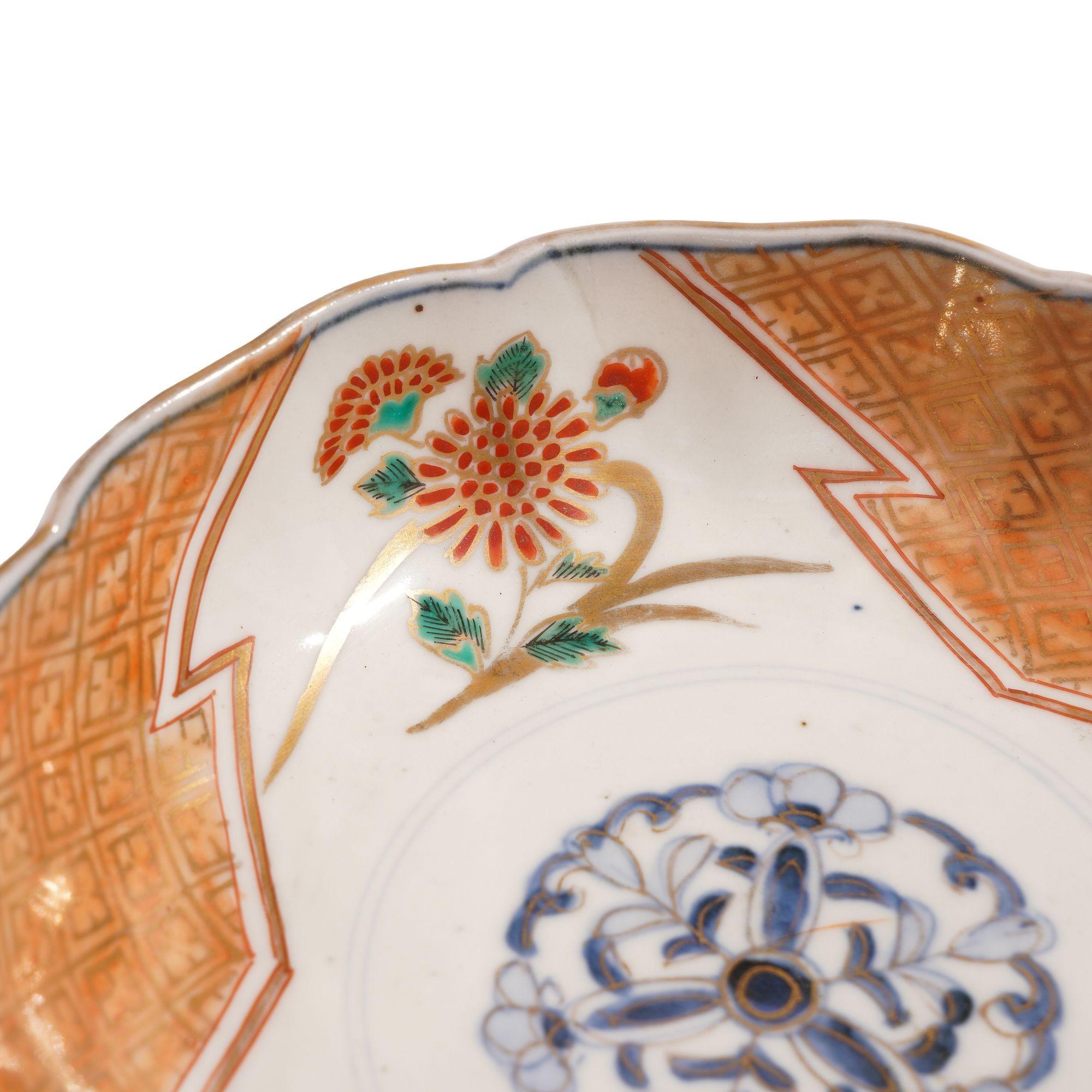 Pair of Japanese Imari porcelain footed bowls, c. 1800's In Good Condition For Sale In Kenilworth, IL