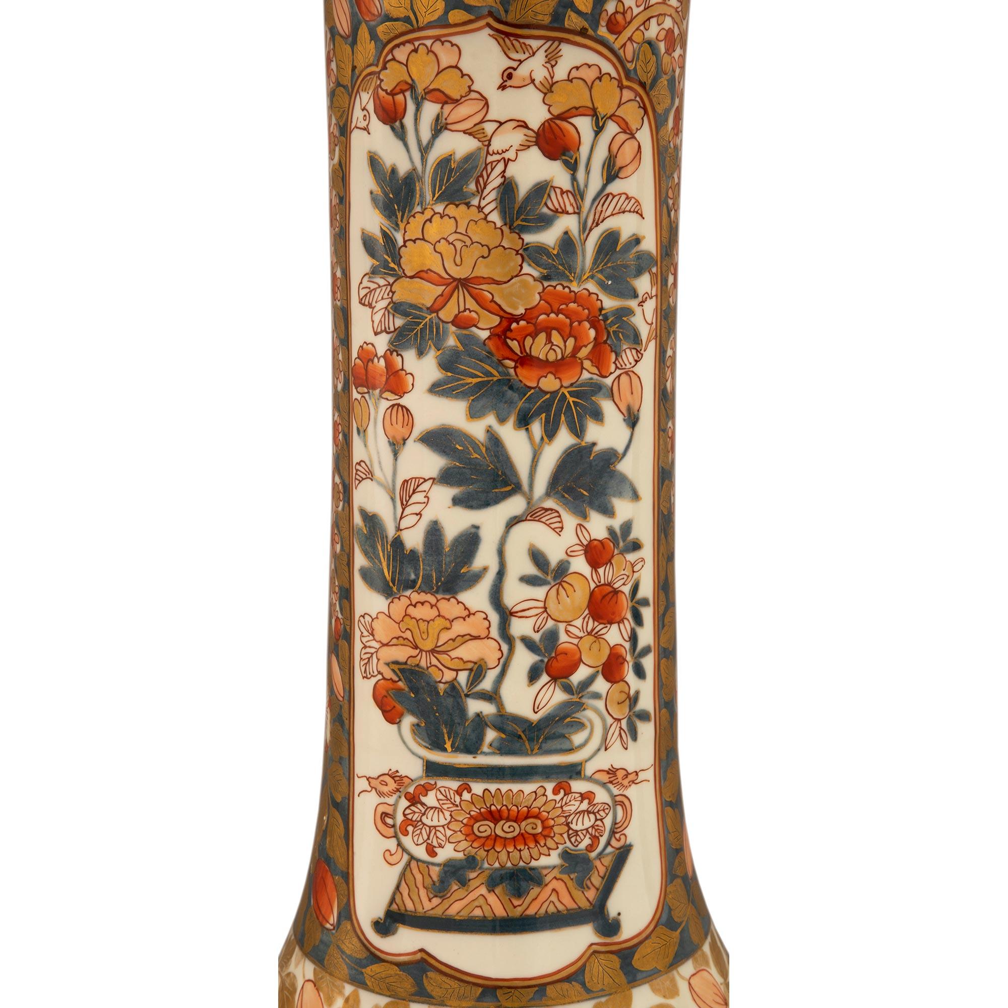Porcelaine Paire de vases en porcelaine Imari Porcelain et en bronze doré de style Louis XVI en vente
