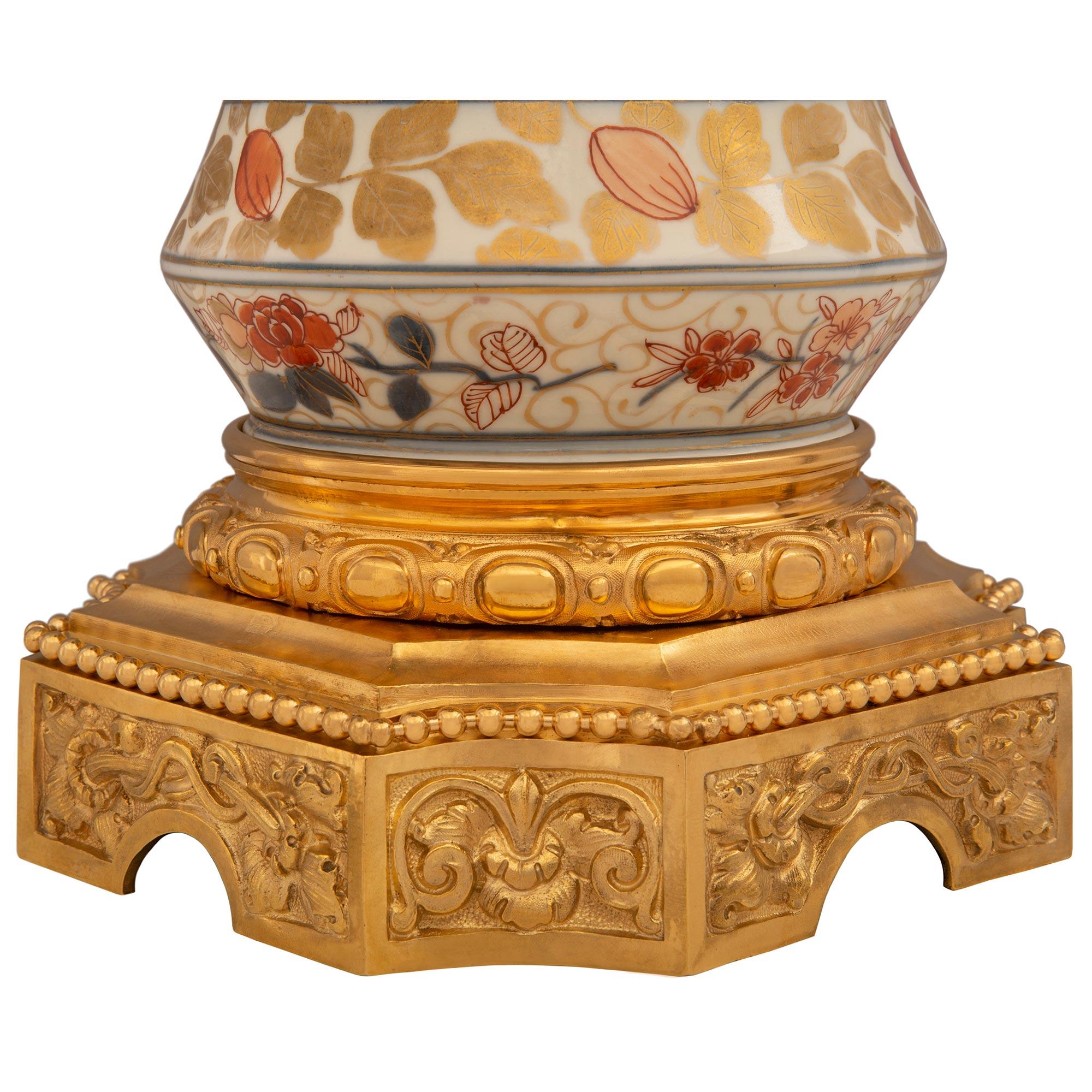 Paire de vases en porcelaine Imari Porcelain et en bronze doré de style Louis XVI en vente 1
