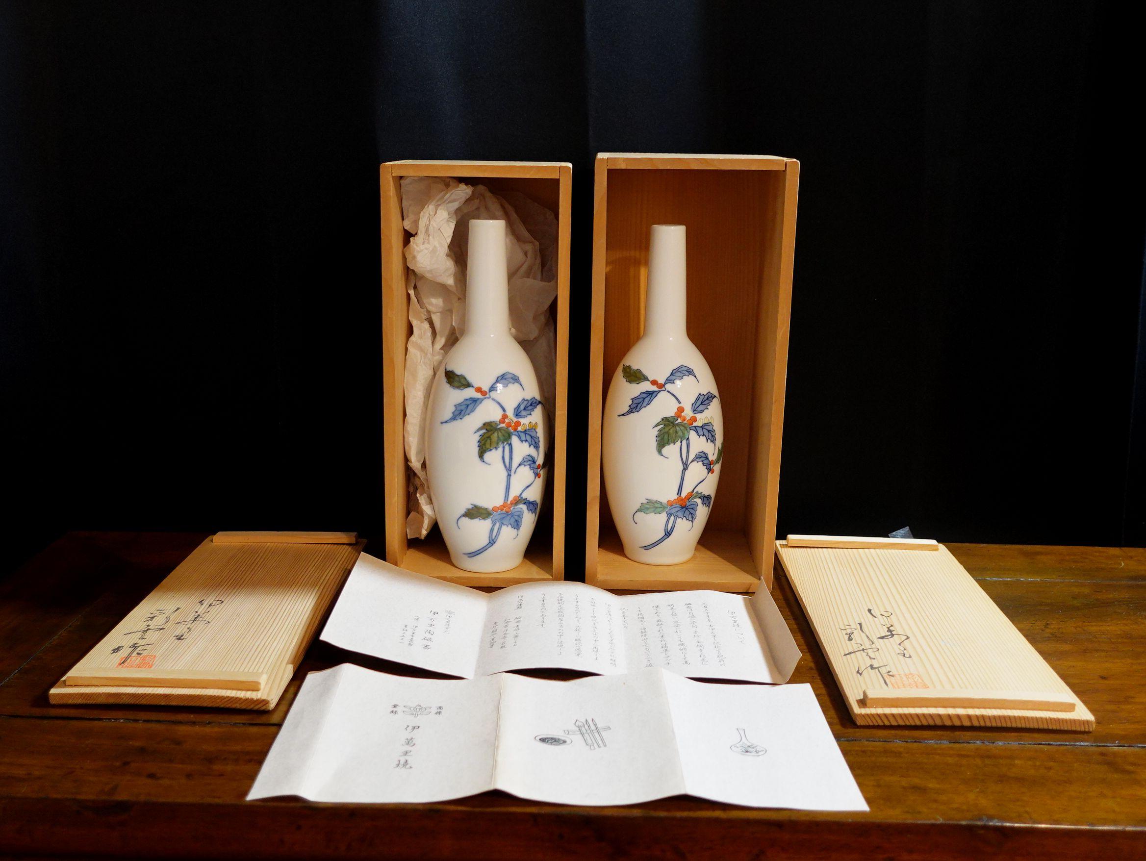Pair of Japanese Imari Porcelain Sake Bottles, Mid 20th Century For Sale 10