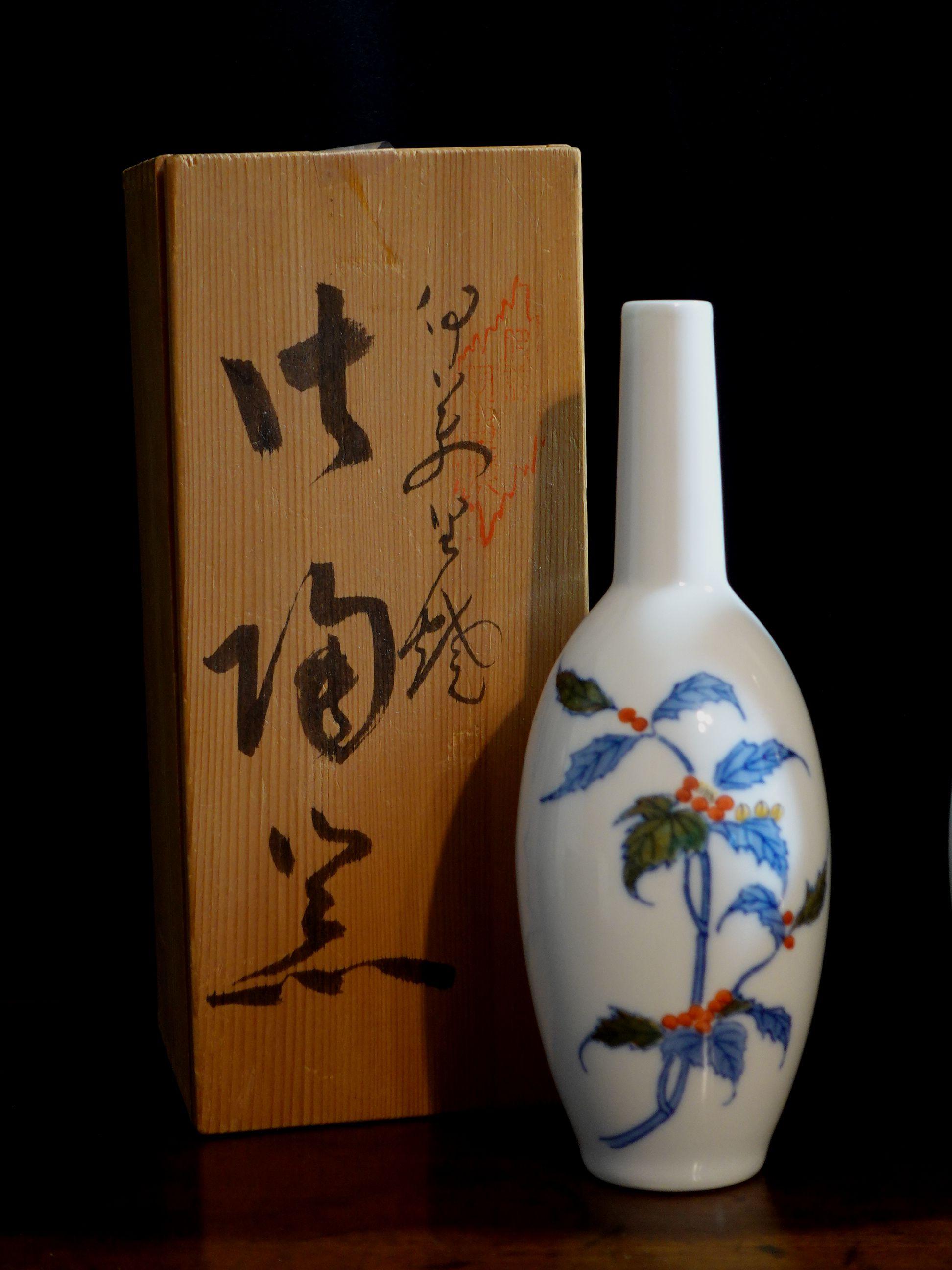 Hand-Painted Pair of Japanese Imari Porcelain Sake Bottles, Mid 20th Century For Sale