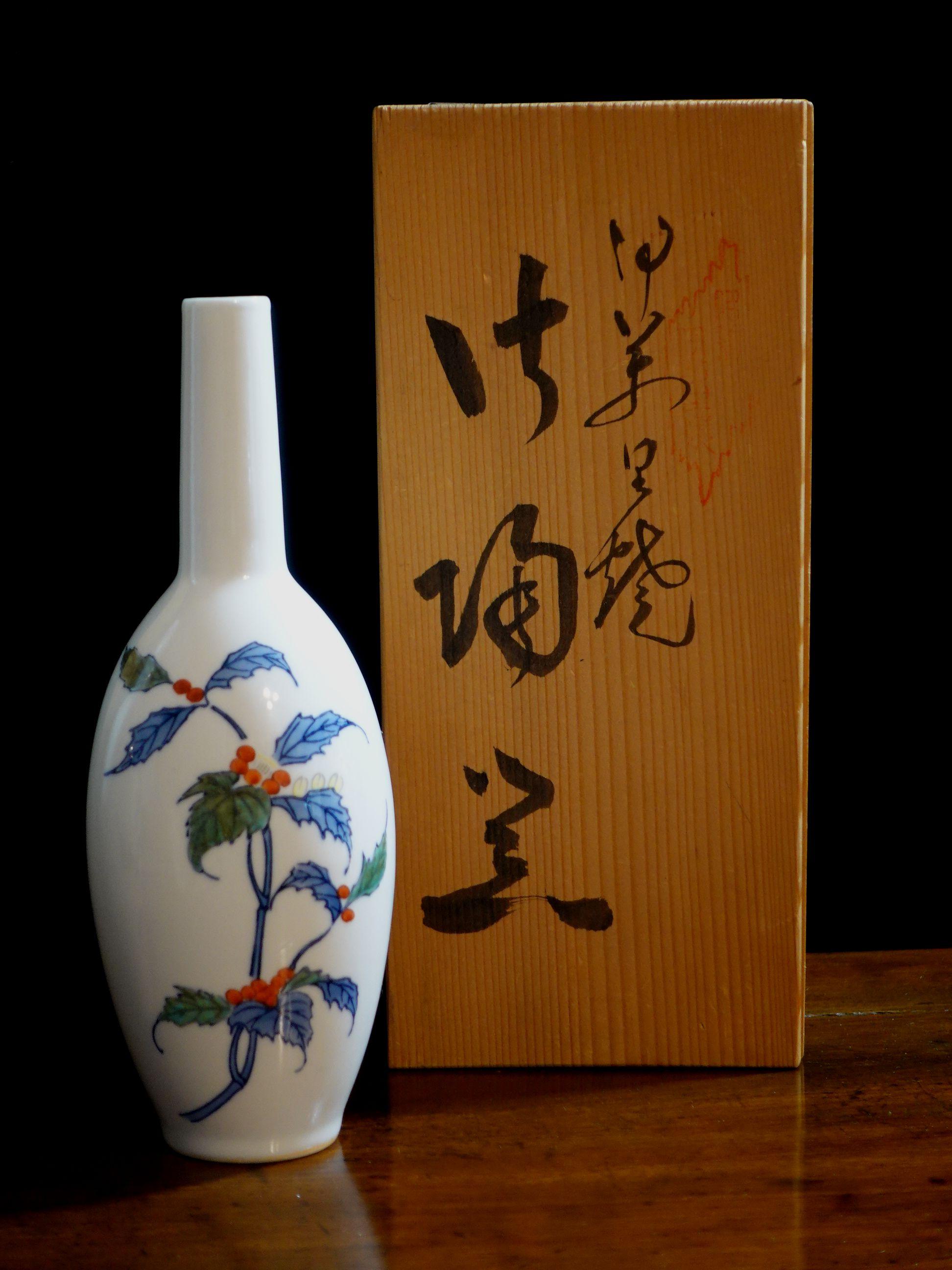 Pair of Japanese Imari Porcelain Sake Bottles, Mid 20th Century In Excellent Condition For Sale In Norton, MA