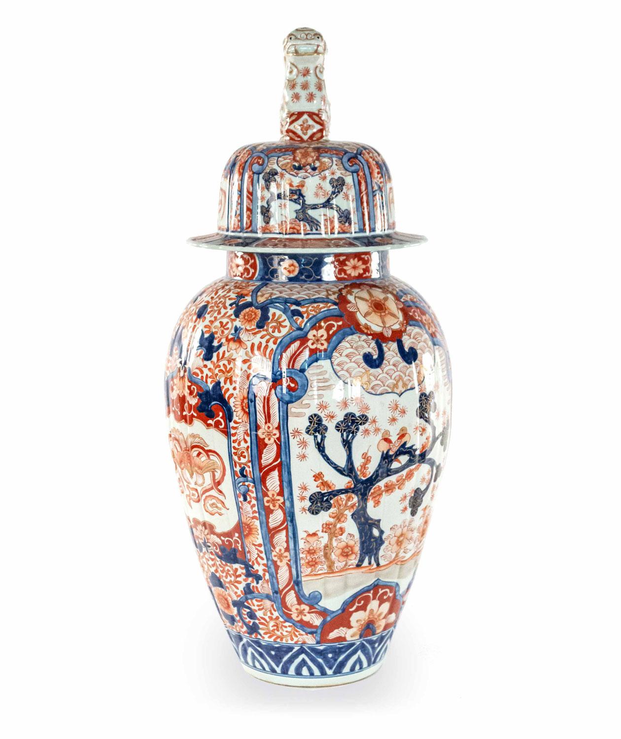 COPPIA di grandi vasi a balaustro rivestiti in Imari Porcelain asiatica giapponese (vasi da tempio) con coperchi con terminali a forma di cane da caccia (19/20° secolo)
