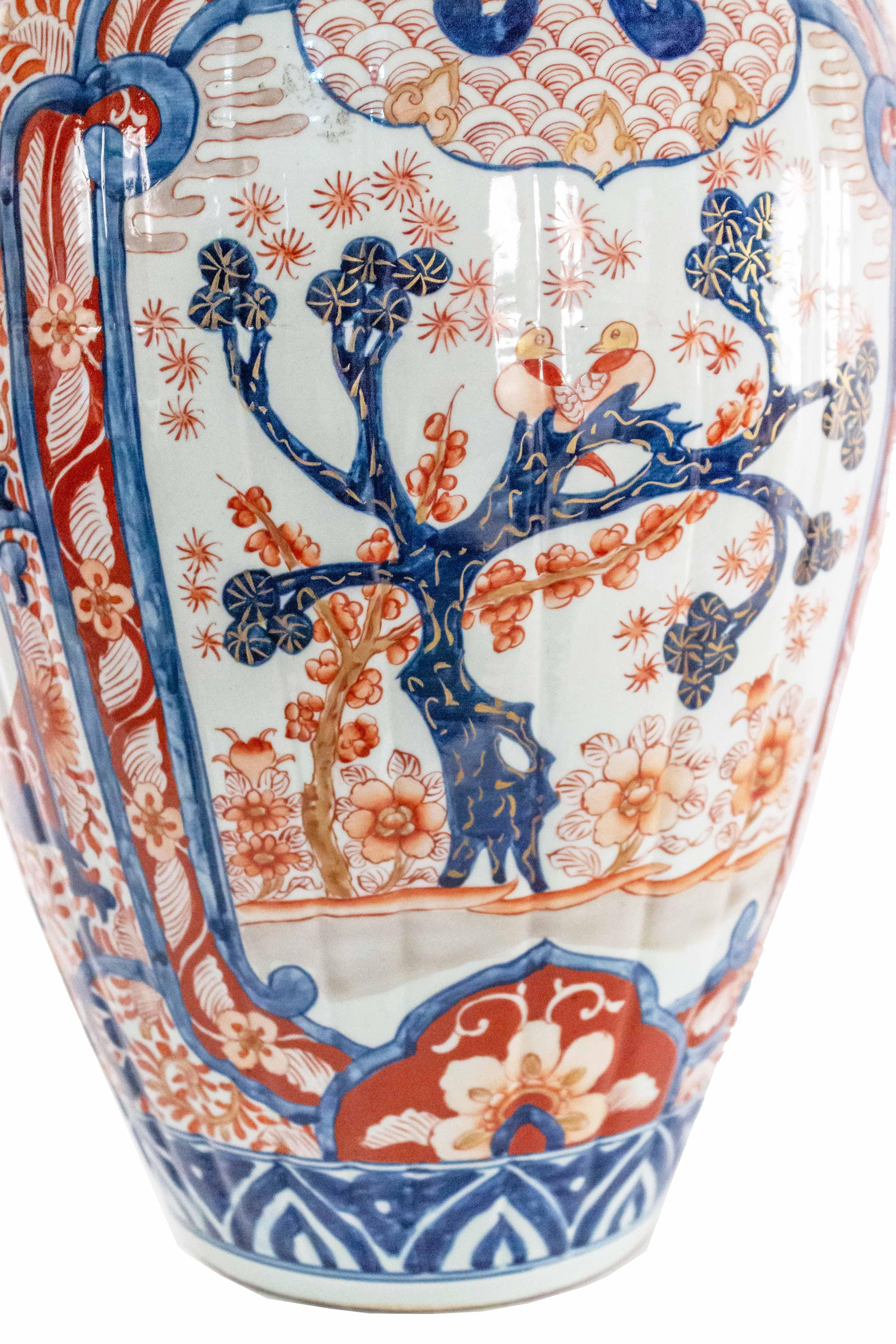 Pair of Japanese Imari Rose Porcelain Covered Vases In Good Condition For Sale In New York, NY