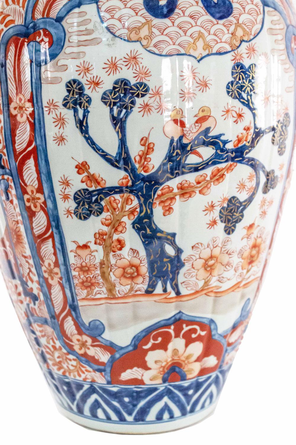 Pair of Japanese Imari Rose Porcelain Covered Vases In condizioni buone in vendita a Queens, NY