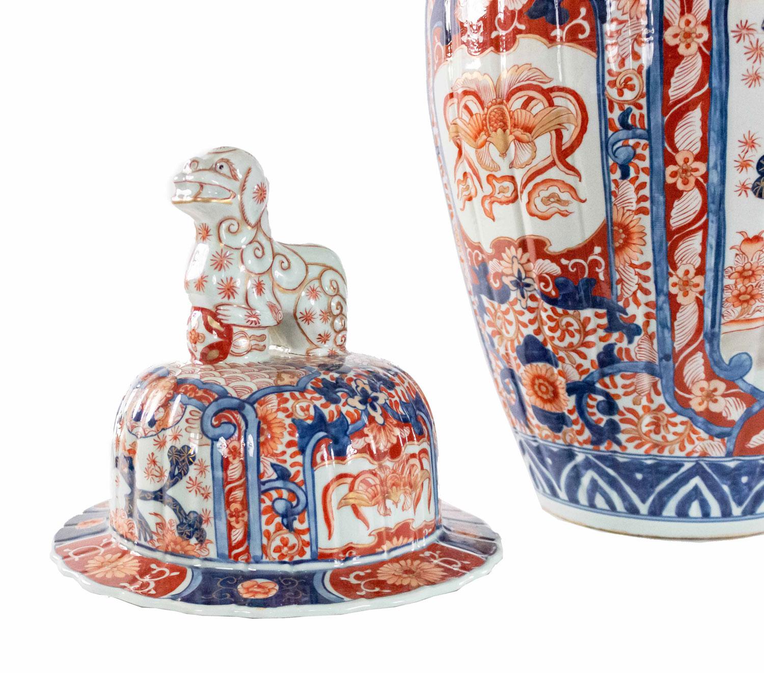 Lustro Pair of Japanese Imari Rose Porcelain Covered Vases in vendita