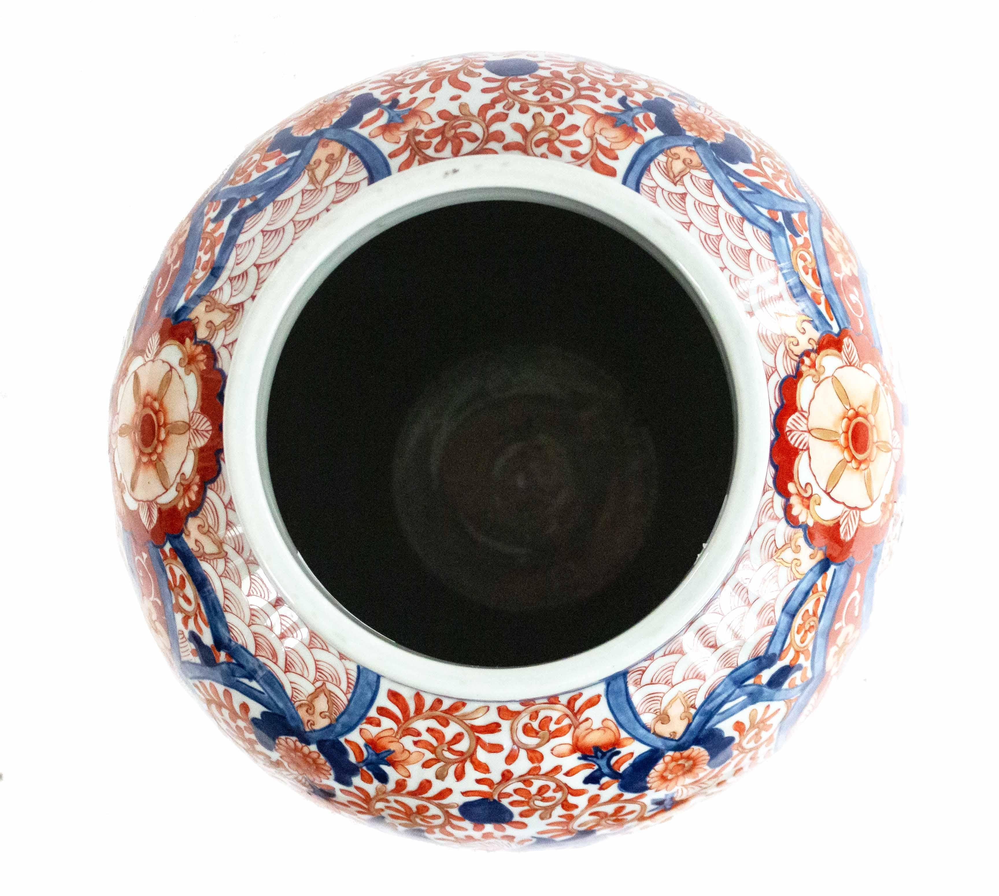 Porcelaine Paire de vases couverts en porcelaine japonaise Imari Rose en vente