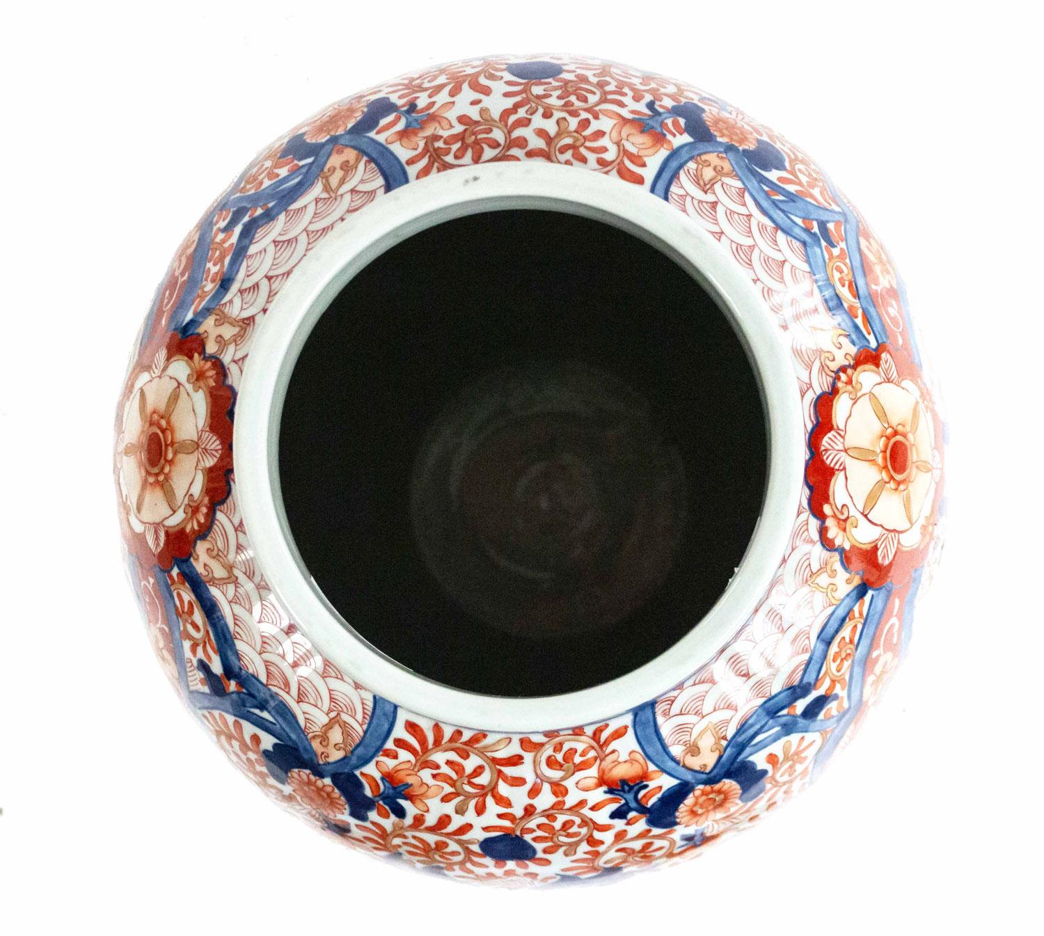 Pair of Japanese Imari Rose Porcelain Covered Vases in vendita 1