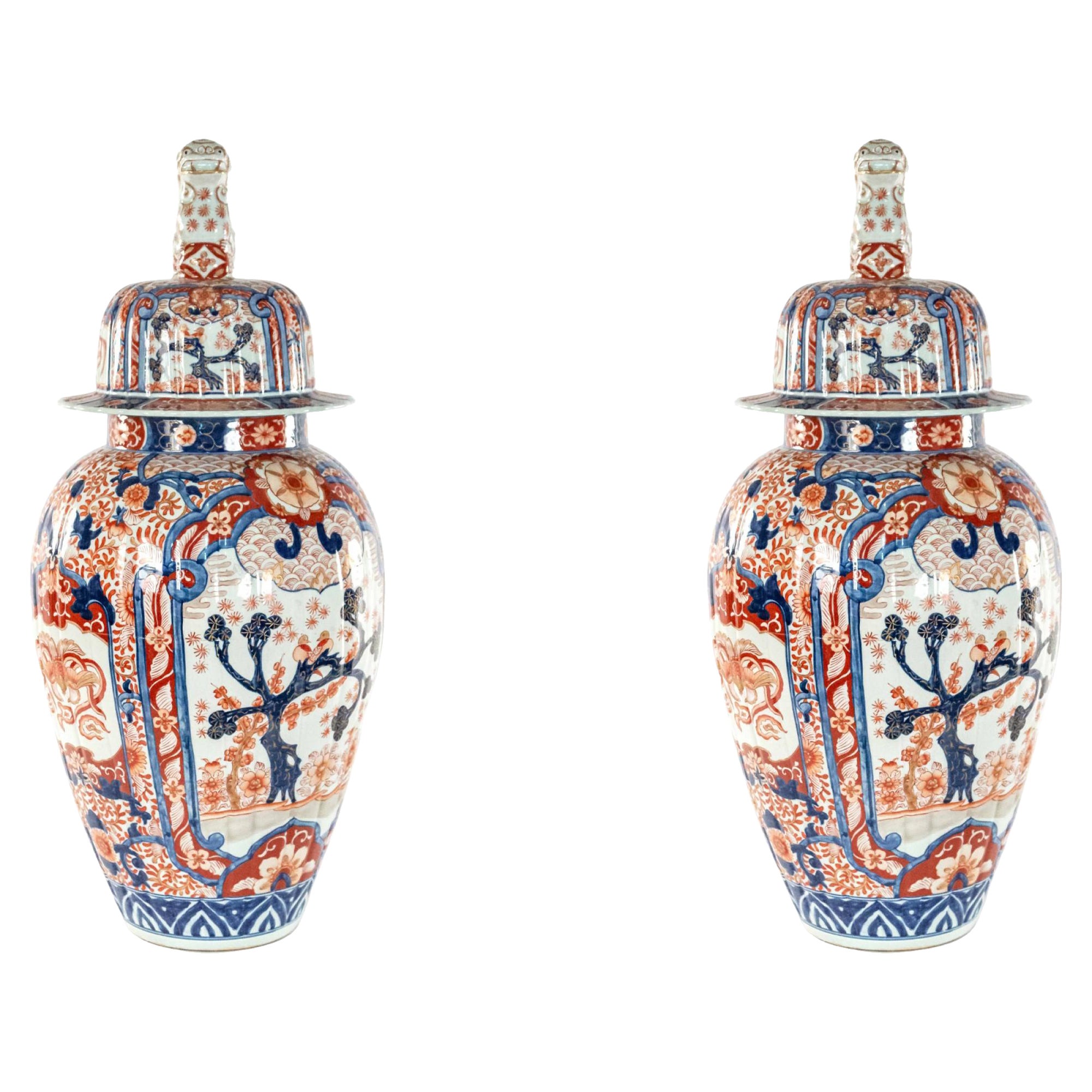 Pair of Japanese Imari Rose Porcelain Covered Vases in vendita