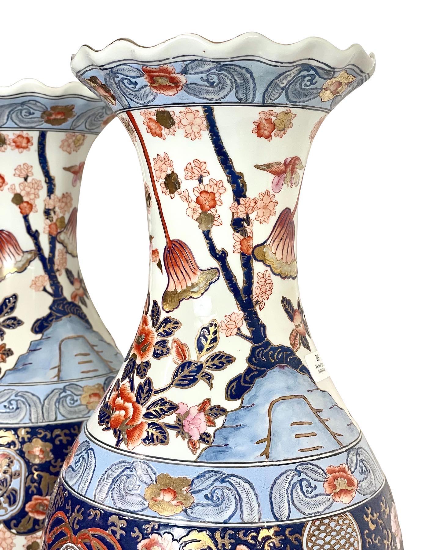 Pair of Tall Japanese Imari Vases with Crimped Rims  In Good Condition In LA CIOTAT, FR