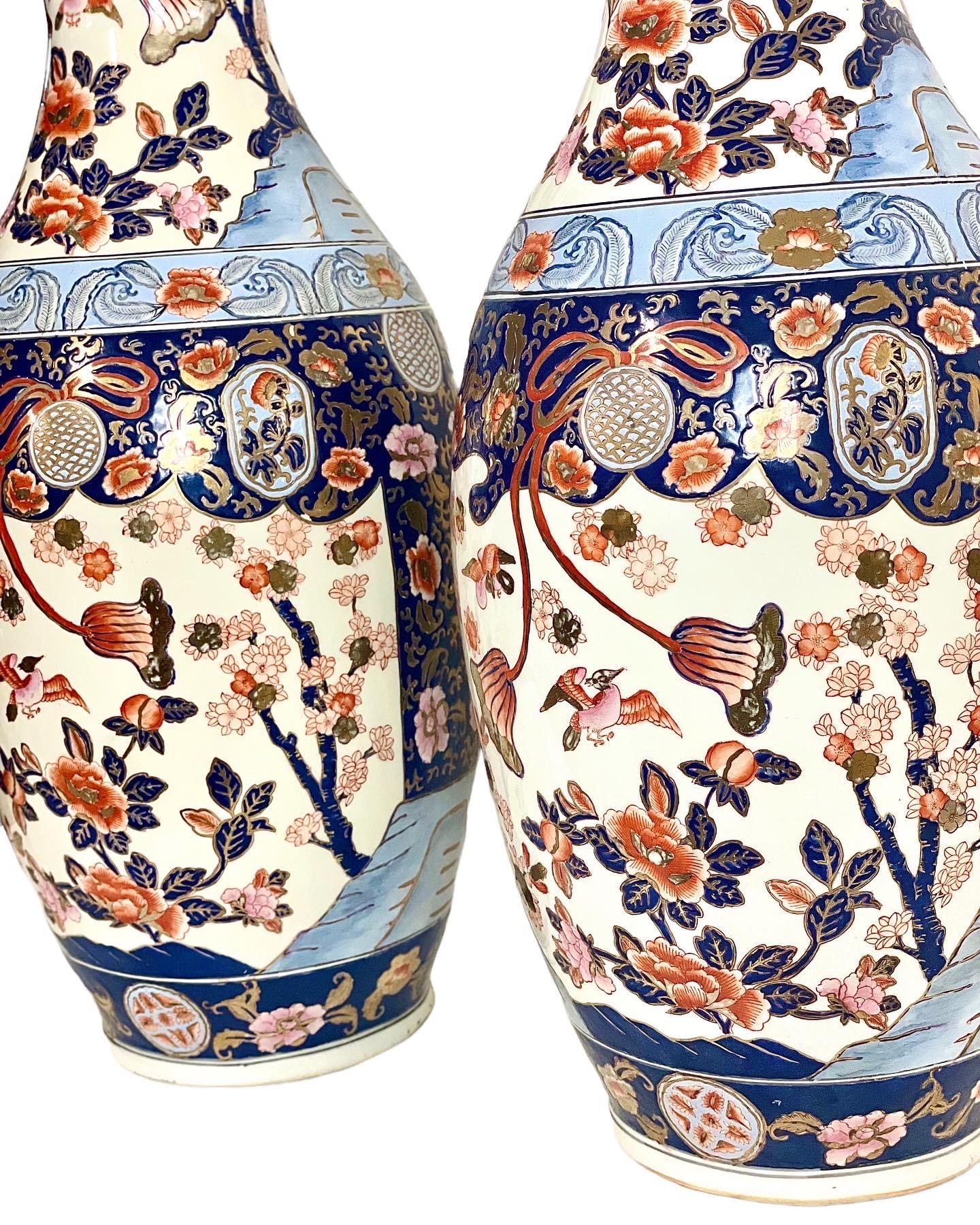 20th Century Pair of Tall Japanese Imari Vases with Crimped Rims 