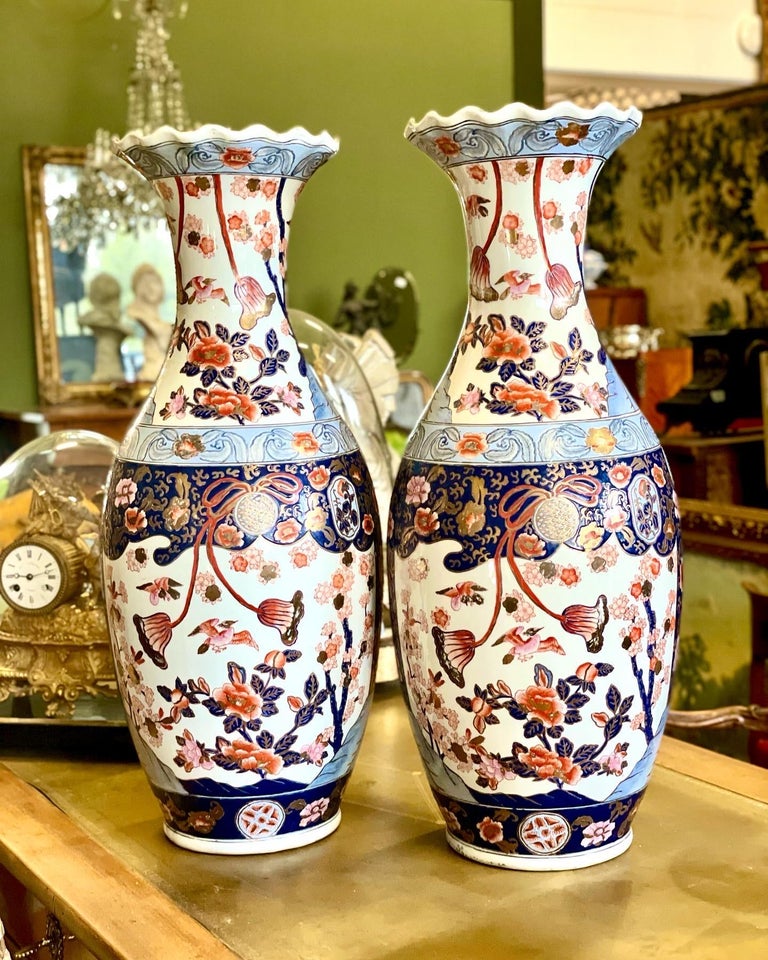 Pair of Japanese Imari Vases with Crimped Rims For Sale at 1stDibs