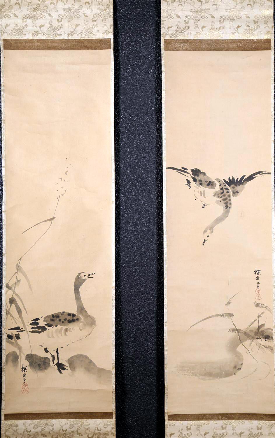 Ein feines Paar von hängenden Schriftrollen, Tinte auf Papier, in grünem Brokat eingefasst, um die Edo-Zeit (17.-18. Jahrhundert). Die Malerei der Kano-Schule zeigt Wildgänse im Schilf am Rande des Wassers, ein beliebtes Motiv, das der chinesischen