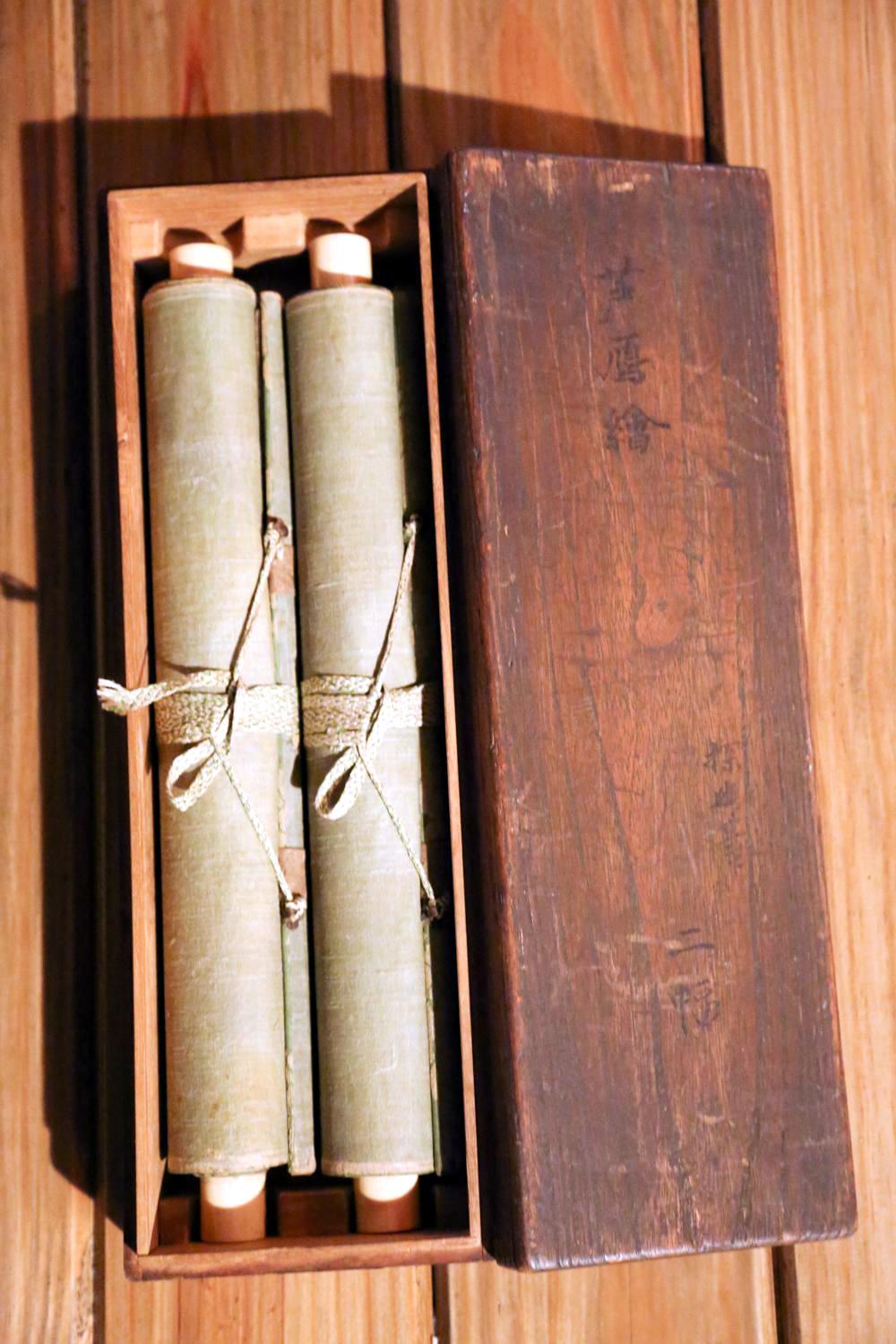 Paar japanische hängende Schriftrollen mit Tusche Kano Tanyu (Holz) im Angebot