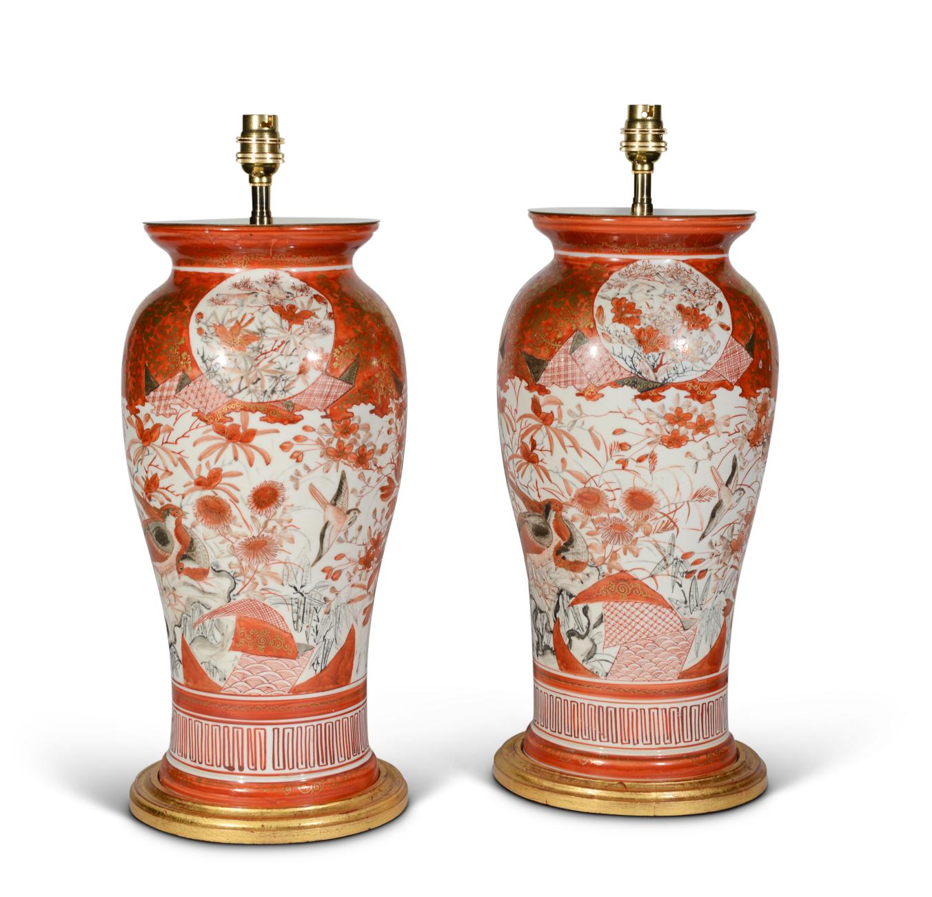 Une belle paire de vases japonais Kutani de la fin du XIXe siècle, de forme balustre, magnifiquement peints dans la palette typique d'oranges sur fond blanc avec des rehauts dorés, avec des faisans et d'autres oiseaux exotiques au milieu de