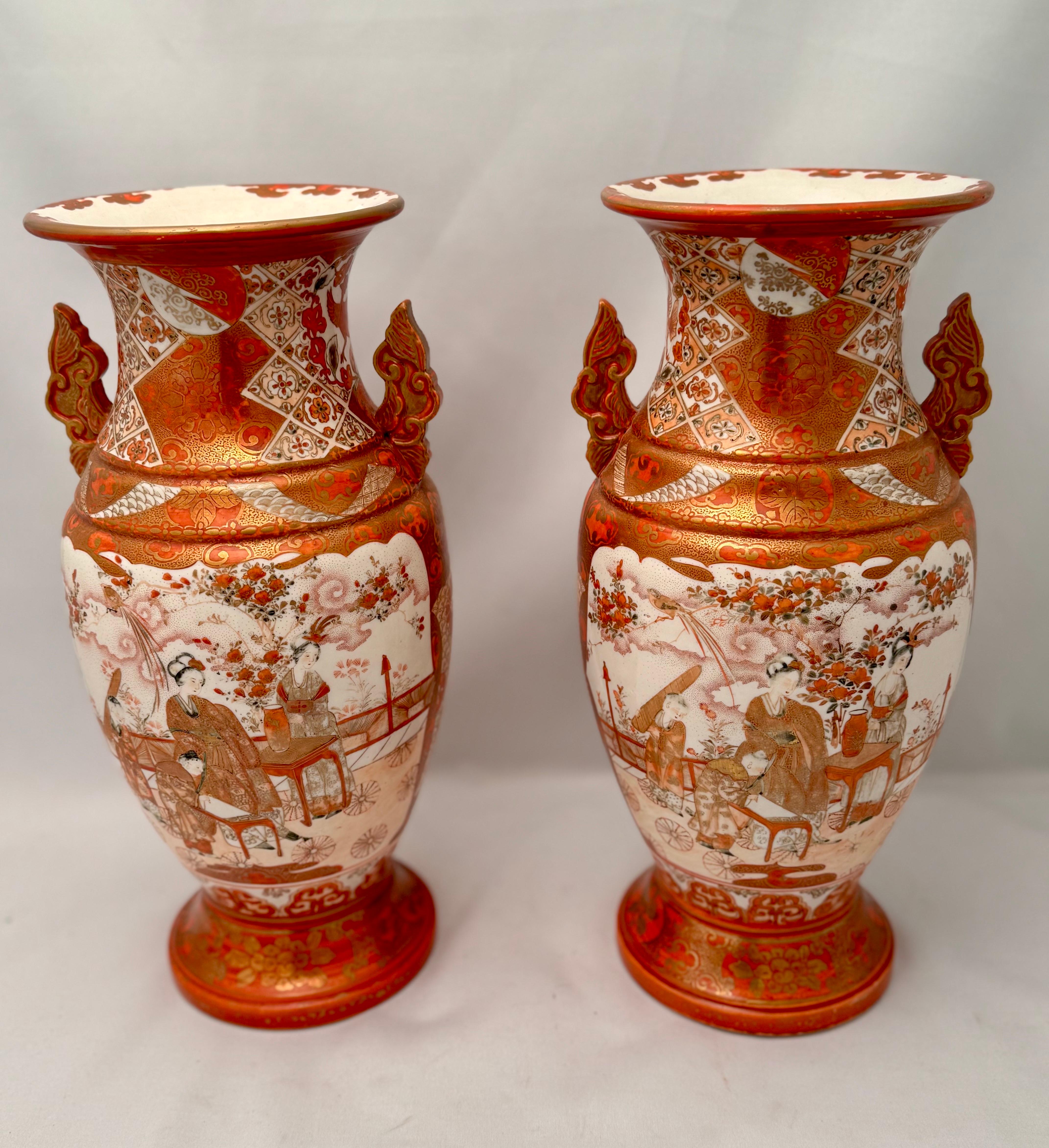Cette paire de vases japonais Rouge-de- Or est assez grande, de forme balustre, et est exceptionnellement bien peinte avec des personnages dans un pavillon au milieu d'un paysage exotique fleuri dans des réserves, sur un fond peint et doré. 