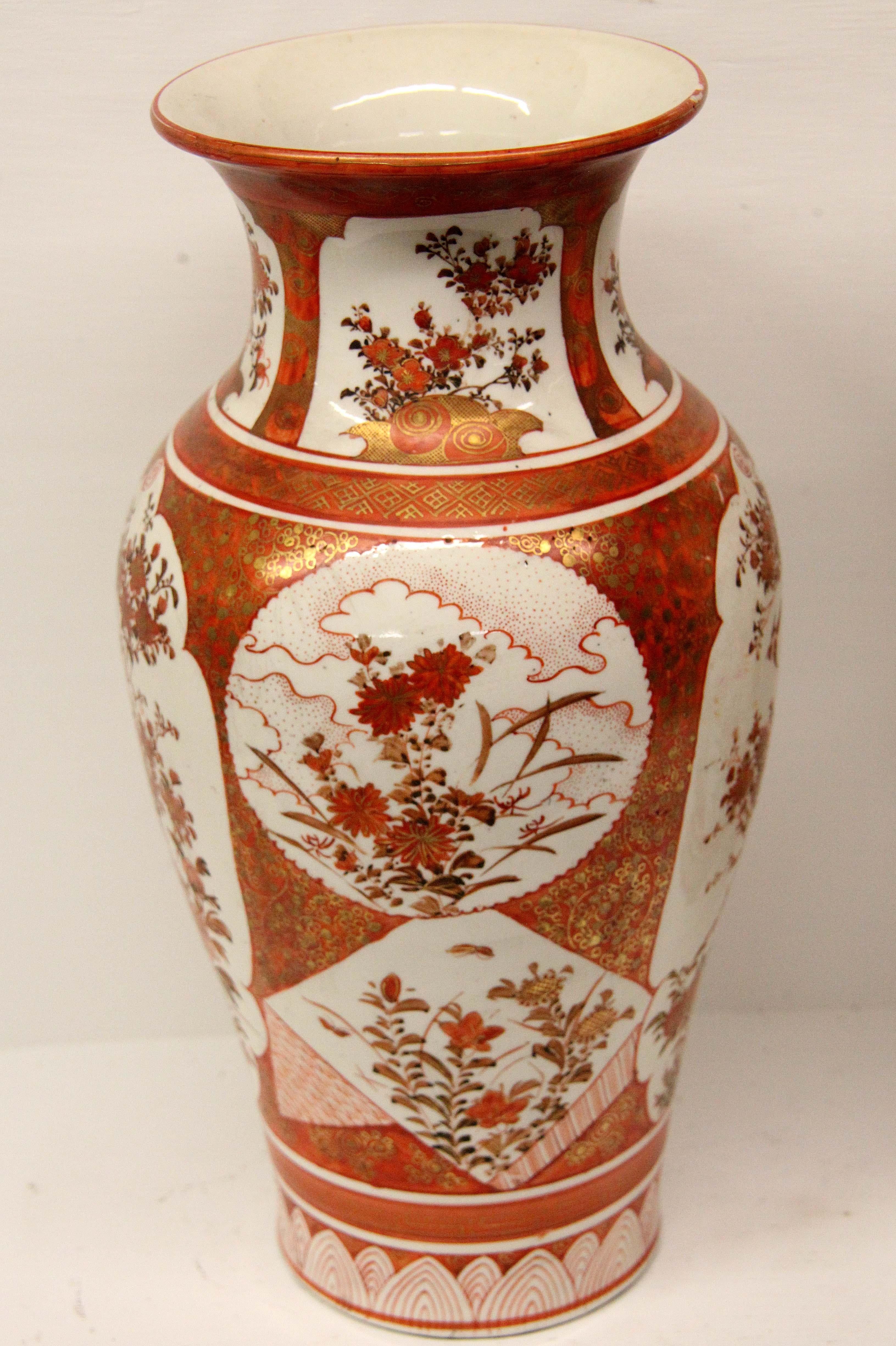 Hand-Painted Pair of Japanese Kutani Vases For Sale
