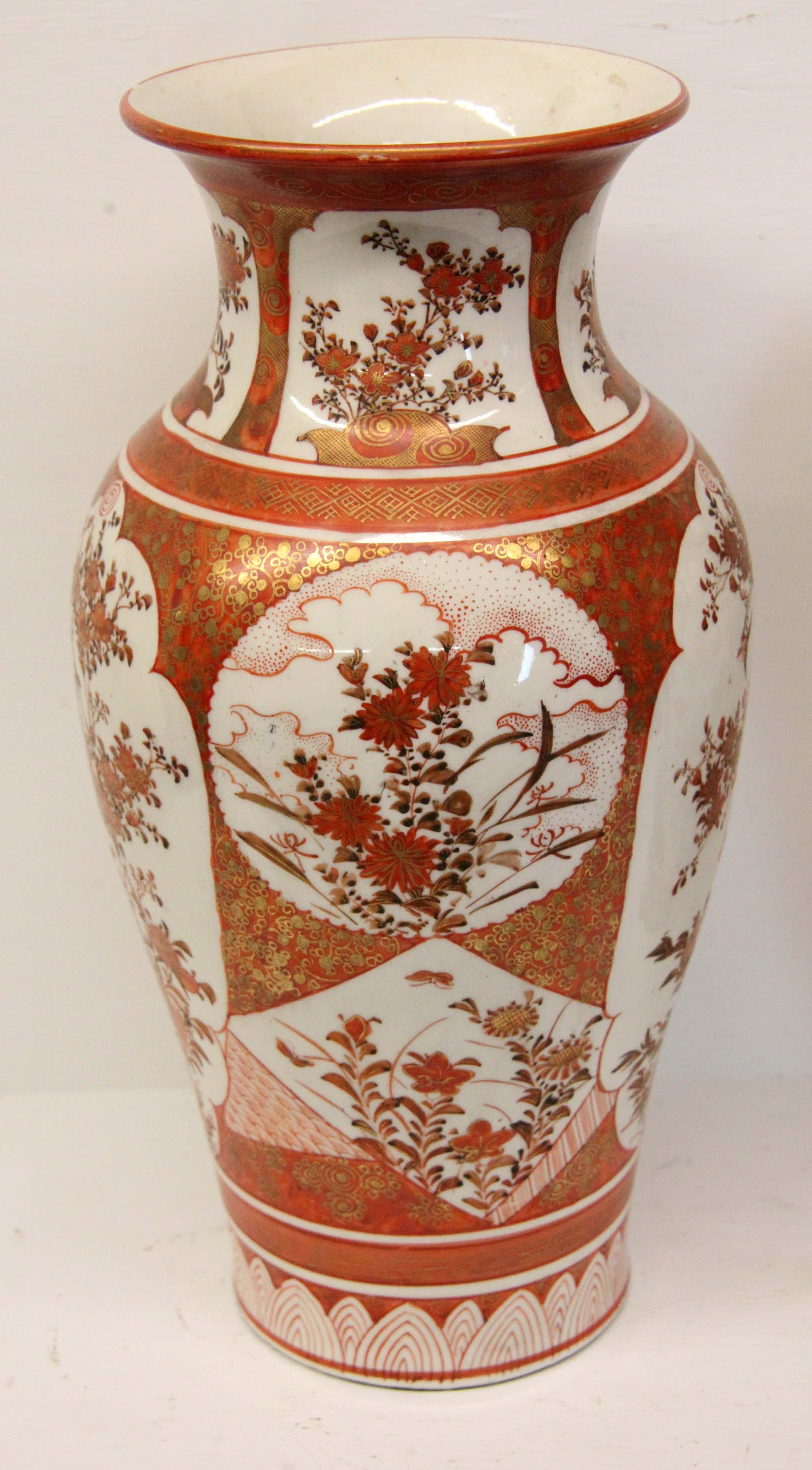 Pair of Japanese Kutani Vases In Good Condition For Sale In Wilson, NC