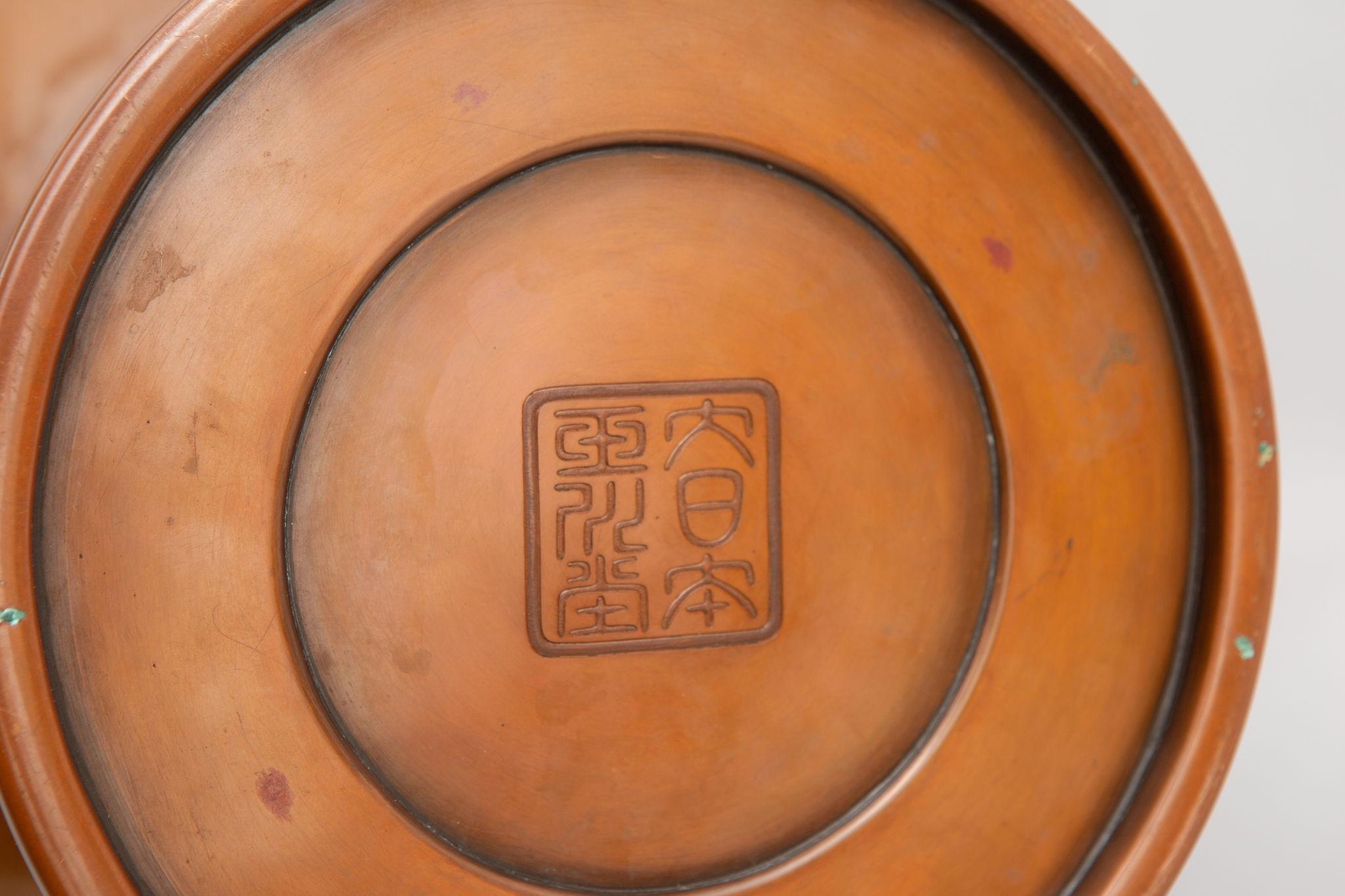 Coppia di grandi vasi giapponesi in bronzo con tartarughe e gru in vendita 9